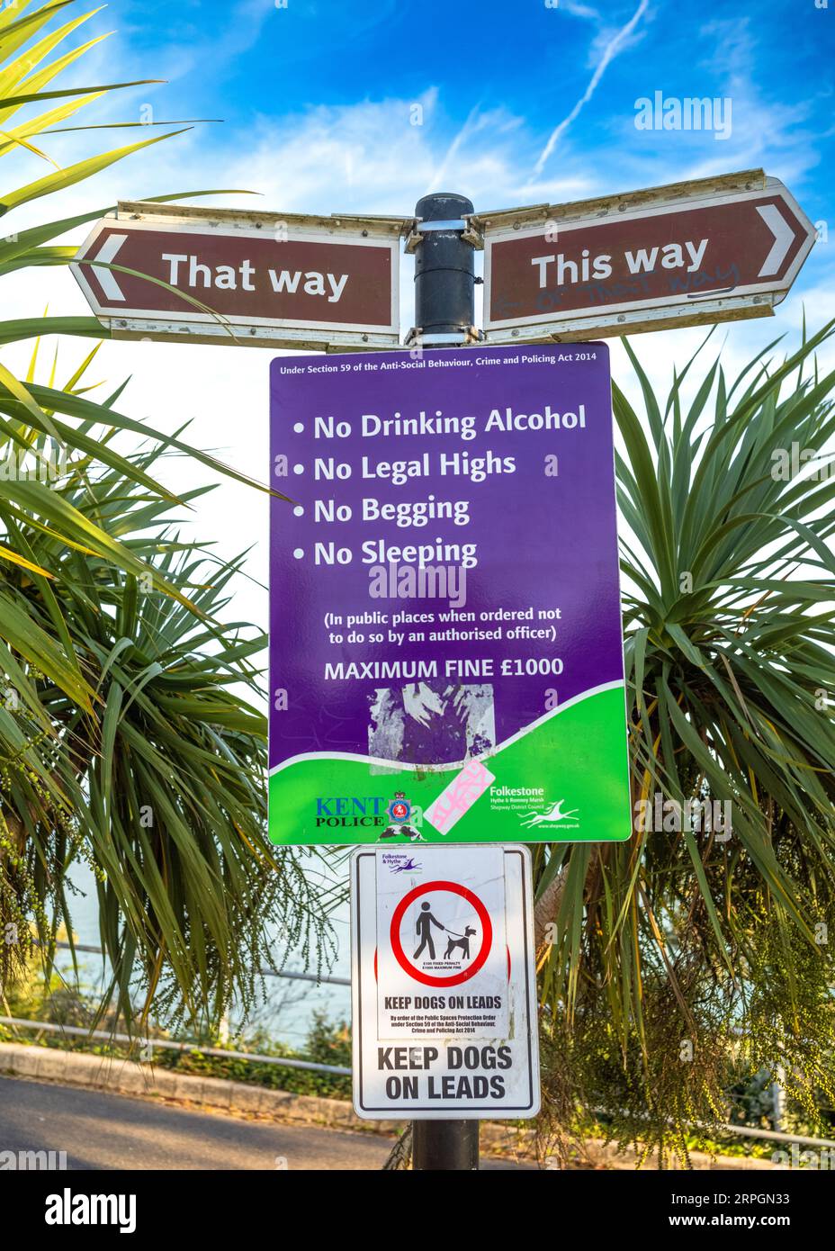 Warnschilder und Vorschriften für den Leas Clifftop Walk in Folkestione, Kent, Großbritannien. Kein Alkohol trinken, keine legalen Hochs, kein Betteln, kein Schlafen, halten d Stockfoto