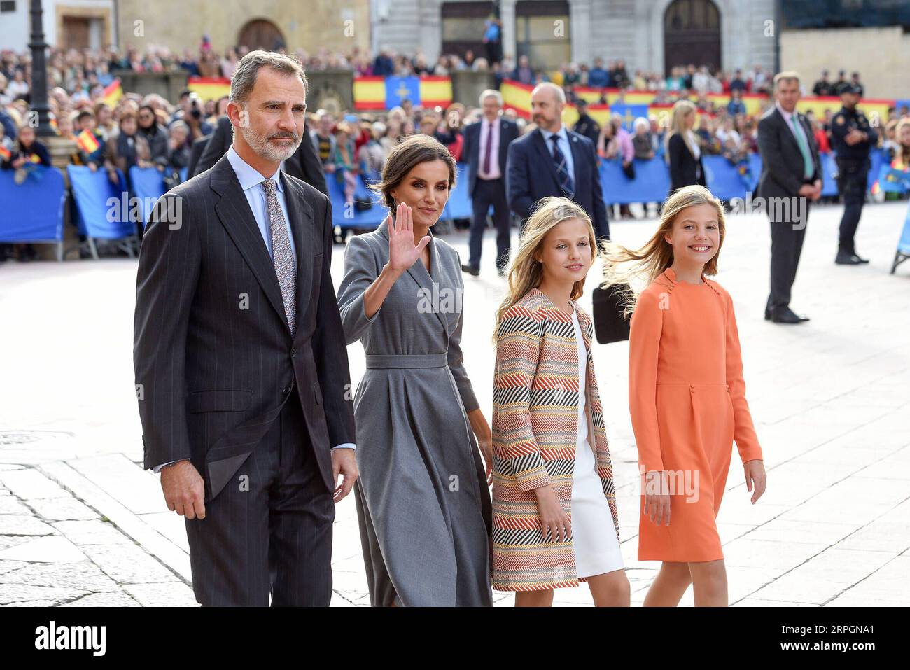 191019 -- OVIEDO, 19. Oktober 2019 -- Spaniens Prinzessin Leonor 3. L, ihr Vater, König Felipe VI. 1. L, Mutter, Königin Letizia 2. L, und Schwester, Prinzessin Sofia nehmen an der Zeremonie zur Verleihung der Prinzessin von Asturien Awards in Oviedo, Spanien, 18. Oktober 2019 Teil. Die jährliche Zeremonie zur Verleihung der Princess of Asturias Awards fand am Freitag in der nordspanischen Stadt Oviedo statt, während der die 13-jährige spanische Prinzessin ihre erste Rede hielt. Heute ist ein sehr wichtiger Tag in meinem Leben, auf den ich mit großer Erwartung gewartet habe, sagte die spanische Prinzessin Leonor bei der Zeremonie, wo ihr Name ist Stockfoto