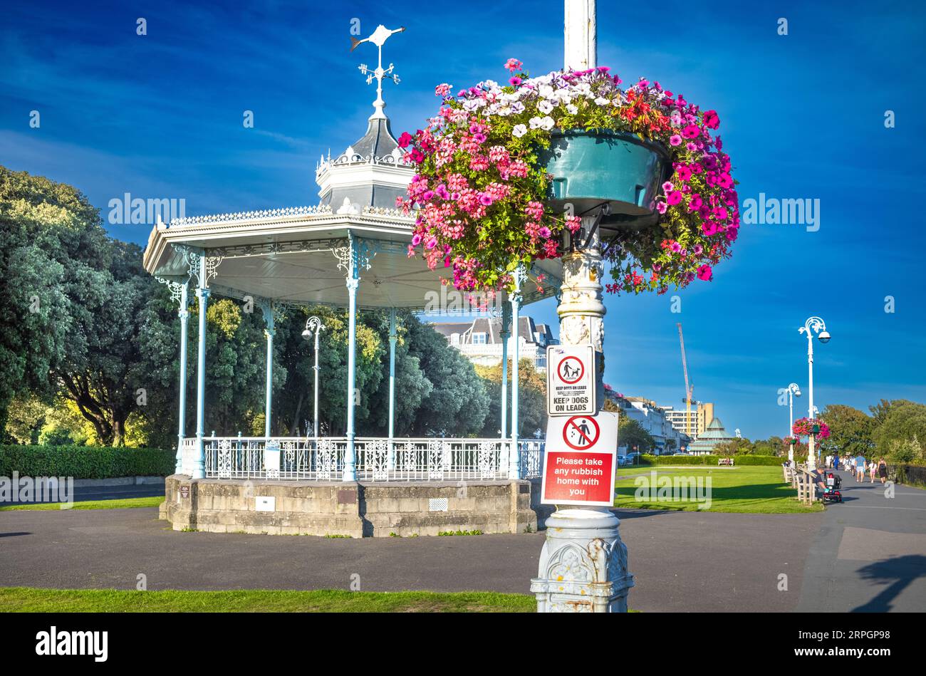 Öffentliche Informationen Hinweise auf einem Laternenpfahl neben dem Leas Bandstand in den Leas Clifftop Gärten oberhalb des Strandes in Folkestone, Kent, Großbritannien. Die Schilder sind Stockfoto