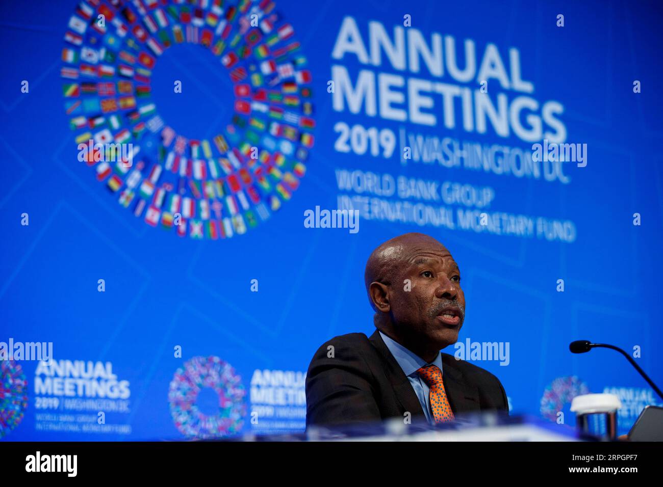 191020 -- WASHINGTON D.C., 20. Oktober 2019 -- Lesetja Kganyago, Vorsitzender des Internationalen Währungs- und Finanzausschusses IMFC und Gouverneur der Reserve Bank of South Africa, spricht während einer Pressekonferenz in Washington D.C., USA, am 19. Oktober 2019. Die IMFC, das politische Gremium des Internationalen Währungsfonds IWF, hat am Samstag alle Parteien aufgefordert, die Handelsspannungen zu lösen und die notwendige Reform der Welthandelsorganisation zu unterstützen. Foto: /Xinhua U.S.-WASHINGTON D.C.-IMFC-PRESS-KONFERENZ TingxShen PUBLICATIONxNOTxINxCHN Stockfoto