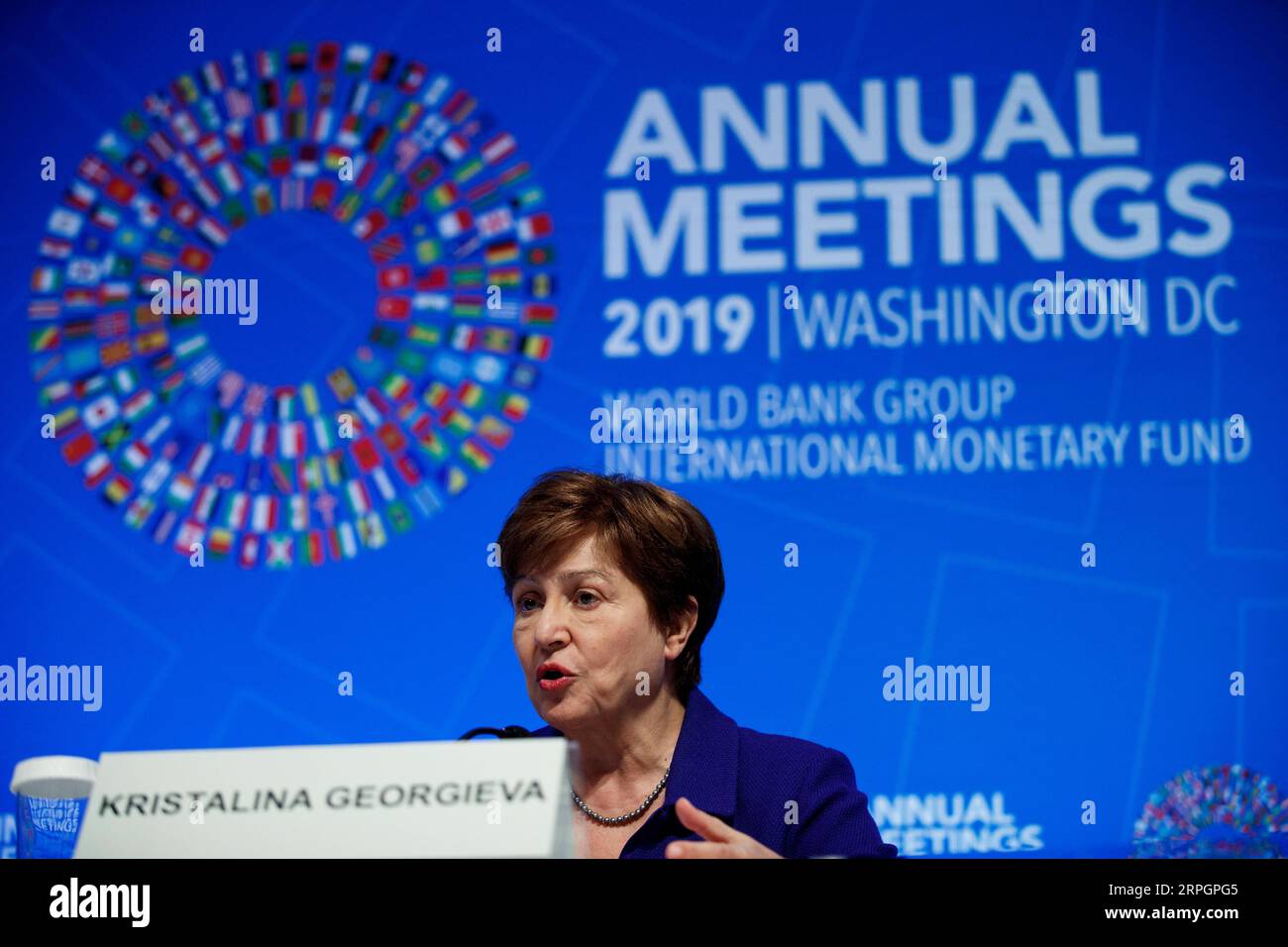 191020 -- WASHINGTON D.C., 20. Oktober 2019 -- IWF-Geschäftsführerin Kristalina Georgieva spricht während einer Pressekonferenz des Internationalen Währungs- und Finanzausschusses IMFC in Washington D.C., USA, am 19. Oktober 2019. Die IMFC, das politische Entscheidungsgremium des IWF, forderte am Samstag alle Parteien auf, die Handelsspannungen zu lösen und die notwendige Reform der Welthandelsorganisation zu unterstützen. Foto: /Xinhua U.S.-WASHINGTON D.C.-IMFC-PRESS-KONFERENZ TingxShen PUBLICATIONxNOTxINxCHN Stockfoto