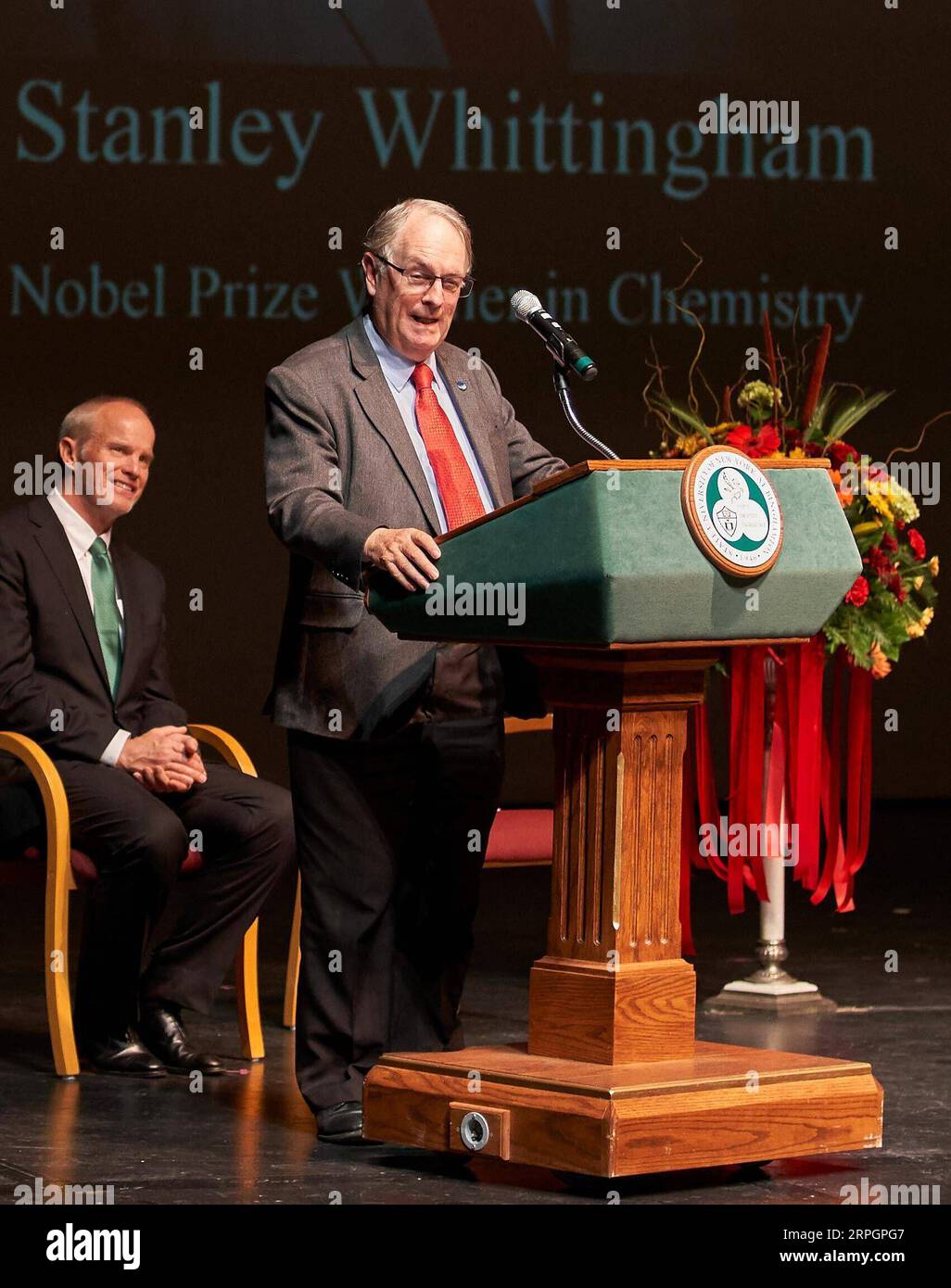 191020 -- NEW YORK, 20. Oktober 2019 -- Stanley Whittingham, Nobelpreisträger für Chemie 2019, spricht während einer Veranstaltung zum 10. Jahrestag des Confucius Institute of Chinese Opera CICO der State University of New York SUNY in Binghamton, USA, am 18. Oktober 2019. 2019 Nobelpreisträger schließt sich der Feierlichkeit des SUNY Chinese Opera Institute an. U.S.-BINGHAMTON-SUNY-CICO-CELEBRATION Xinhua PUBLICATIONxNOTxINxCHN Stockfoto