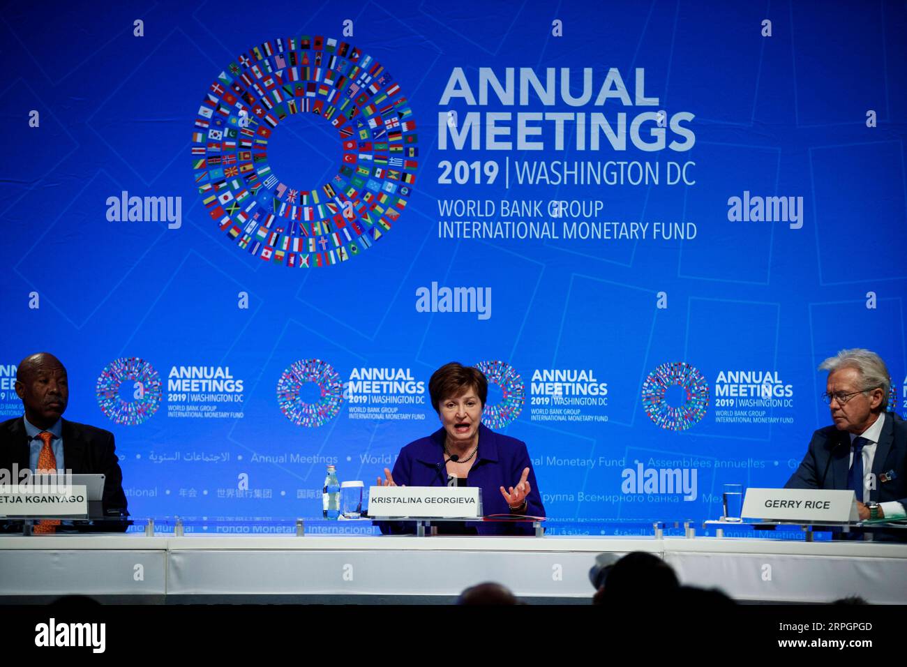 191020 -- WASHINGTON D.C., 20. Oktober 2019 -- IWF-Geschäftsführerin Kristalina Georgieva spricht während einer Pressekonferenz des Internationalen Währungs- und Finanzausschusses IMFC in Washington D.C., USA, am 19. Oktober 2019. Die IMFC, das politische Entscheidungsgremium des IWF, forderte am Samstag alle Parteien auf, die Handelsspannungen zu lösen und die notwendige Reform der Welthandelsorganisation zu unterstützen. Foto: /Xinhua U.S.-WASHINGTON D.C.-IMFC-PRESS-KONFERENZ TingxShen PUBLICATIONxNOTxINxCHN Stockfoto