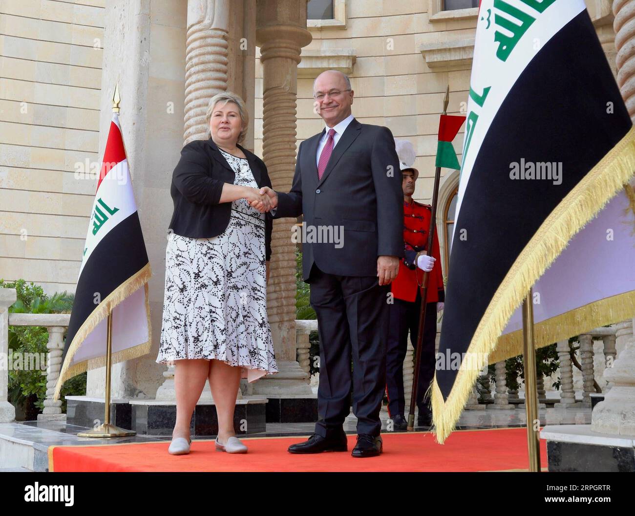 191021 -- BAGDAD, 21. Oktober 2019 Xinhua -- irakischer Präsident Barham Salih R, am 21. Oktober 2019 in Bagdad, Irak, mit dem norwegischen Premierminister Erna Solberg die Hand schüttelt. Der norwegische Premierminister Erna Solberg traf am Montag in der irakischen Hauptstadt Bagdad ein, um sich mit führenden irakischen Beamten über die Intensivierung bilateraler Beziehungen und regionaler Fragen zu treffen. Xinhua/Khalil Dawood IRAQ-BAGDAD-NORWAY-PM-VISIT PUBLICATIONxNOTxINxCHN Stockfoto