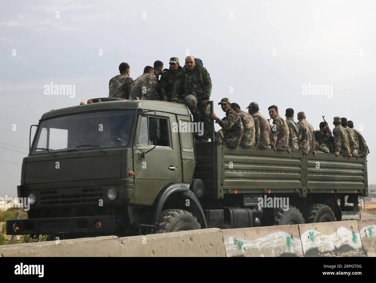 191021 -- ALEPPO, 21. Oktober 2019 -- syrische Soldaten werden am 21. Oktober 2019 in der Stadt Manbij in der nordöstlichen Landschaft der Provinz Aleppo im Norden Syriens gesehen. Foto von /Xinhua SYRIEN-ALEPPO-MANBIJ-ARMEE-EINSATZ AmmarxSafarjalani PUBLICATIONxNOTxINxCHN Stockfoto