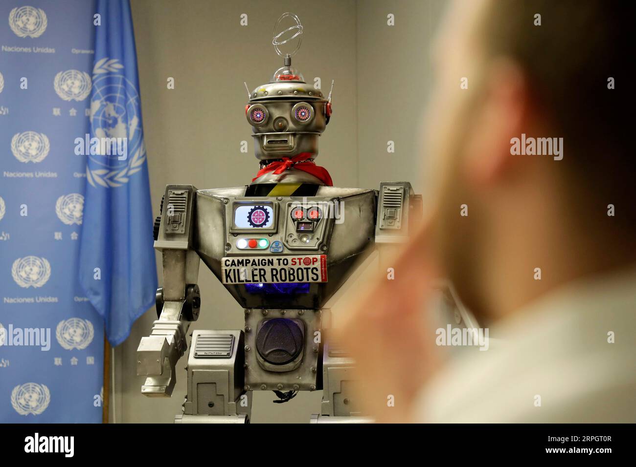 191022 -- PEKING, 22. Oktober 2019 -- Ein Roboter wird auf einer Pressekonferenz zur Kampagne zum Stoppen von Killerrobotern im UN-Hauptquartier in New York am 21. Oktober 2019 abgebildet. Mary Wareham, globale Koordinatorin der Kampagne zum Stoppen von Killer-Robotern, forderte die internationale Gemeinschaft am Montag auf, die Entwicklung tödlicher autonomer Waffensysteme oder Killer-Roboter einzustellen. XINHUA FOTOS DES TAGES LixMuzi PUBLICATIONxNOTxINxCHN Stockfoto