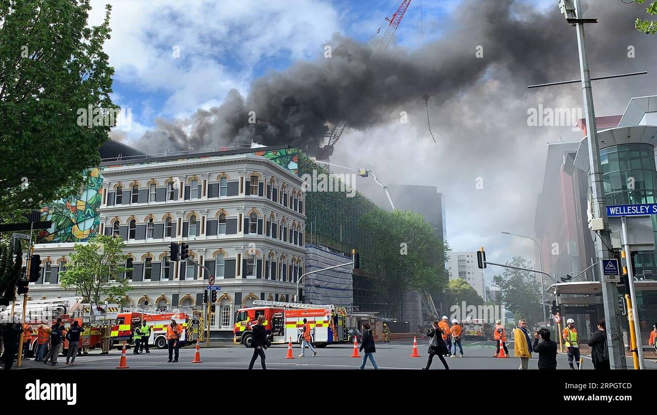 191022 -- AUCKLAND, 22. Oktober 2019 -- Foto aufgenommen am 22. Oktober 2019 zeigt den Unfallort eines Brandes in Auckland, Neuseeland. Ein massiver Brand brach am Dienstagnachmittag auf einer Baustelle im Zentrum von Auckland City in Neuseeland aus und hinterließ einen Vermissten und einen anderen schwer verletzt. Ein Feuer- und Notfallsprecher sagte den Medien, dass eine Person nicht erfasst wurde und eine Person schwer verletzt wurde. Es wird berichtet, dass am Dienstagnachmittag auf der Baustelle des SkyCity Convention Center in Auckland ein Großbrand ausgebrochen ist. Gegen 13:10 Uhr Ortszeit wurden die Notdienste zum Brandherd gerufen. Pho Stockfoto