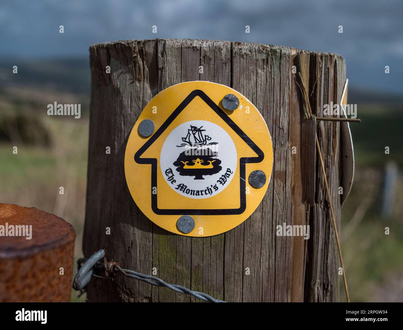 Nahaufnahme eines „The Monarch's Way“-Schildes an einem Posten in East Sussex, Großbritannien. Stockfoto
