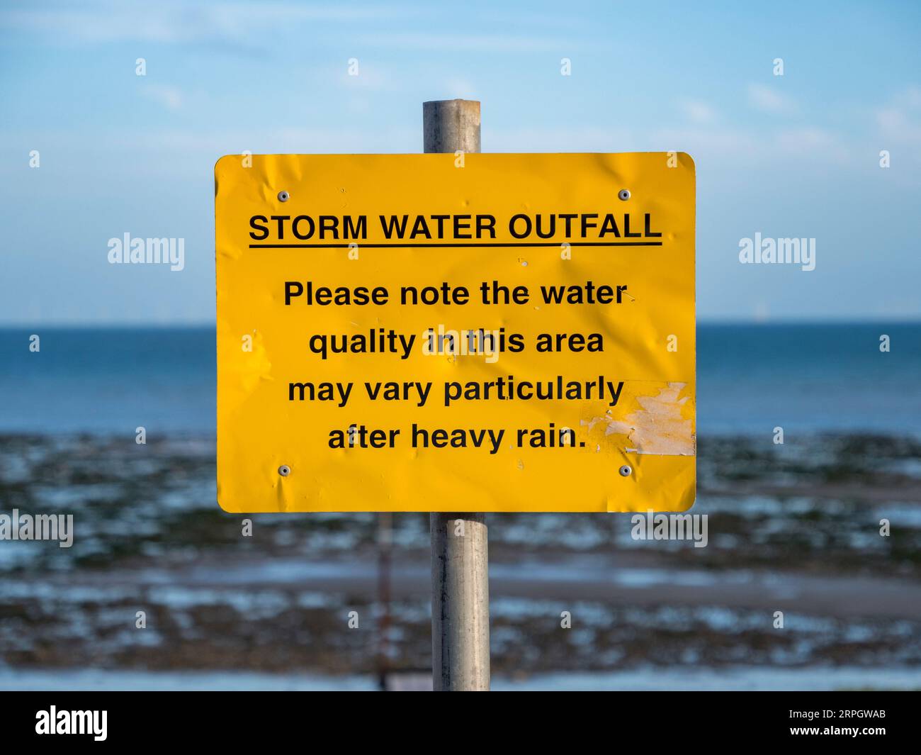 Schild „Storm Water Outfall“ am Worthing Beach, West Sussex, Großbritannien. Stockfoto