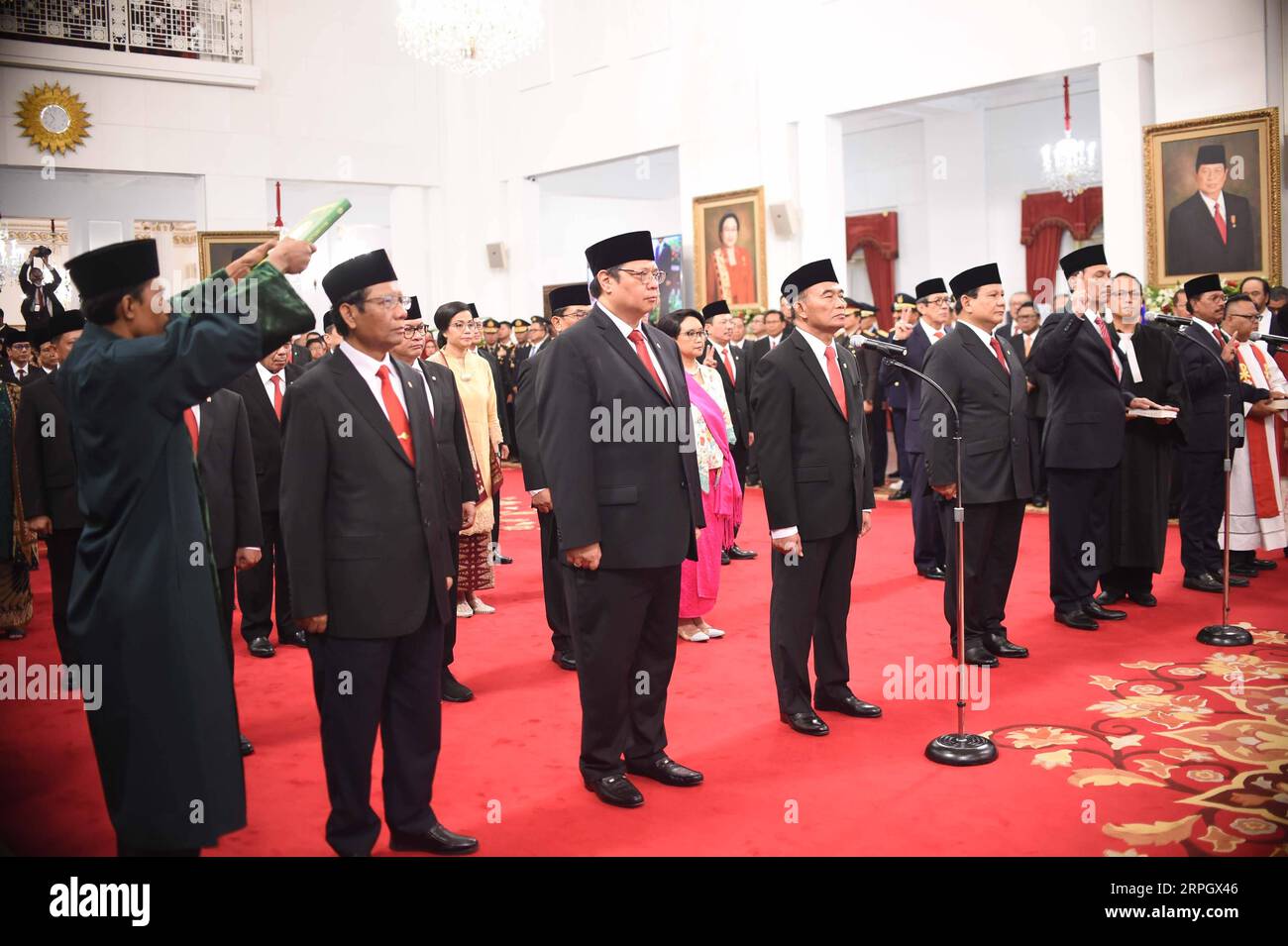 191023 -- JAKARTA, 23. Oktober 2019 -- indonesische Kabinettsminister schwören während ihrer Vereidigung unter der Leitung des indonesischen Präsidenten Joko Widodo in Jakarta, Indonesien, 23. Oktober 2019. Der indonesische Präsident Joko Widodo kündigte am Mittwoch Kabinettsminister, Generalstaatsanwalt und Leiter des Investitionsausschusses für das neue Kabinett seiner zweiten fünfjährigen Amtszeit an. INDONESIEN-JAKARTA-PRÄSIDENT-NEUES KABINETT Zulkarnain PUBLICATIONxNOTxINxCHN Stockfoto