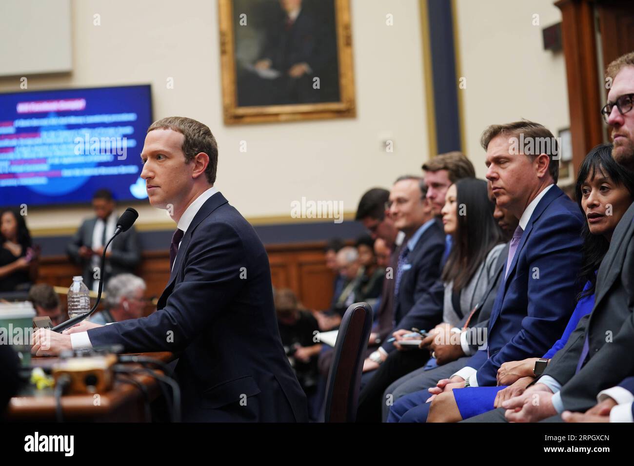 191023 -- WASHINGTON, 23. Oktober 2019 -- Facebook-CEO Mark Zuckerberg L bezeugt vor dem U.S. House Financial Services Committee während einer Untersuchung von Facebook und seiner Auswirkungen auf die Anhörung zum Thema Finanzdienstleistungen und Wohnungsbau auf dem Capitol Hill in Washington D.C., USA, am 23. Oktober 2019. U.S.-WASHINGTON D.C.-FACEBOOK-ZUCKERBERG-HEARING LIUXJIE PUBLICATIONXNOTXINXCHN Stockfoto