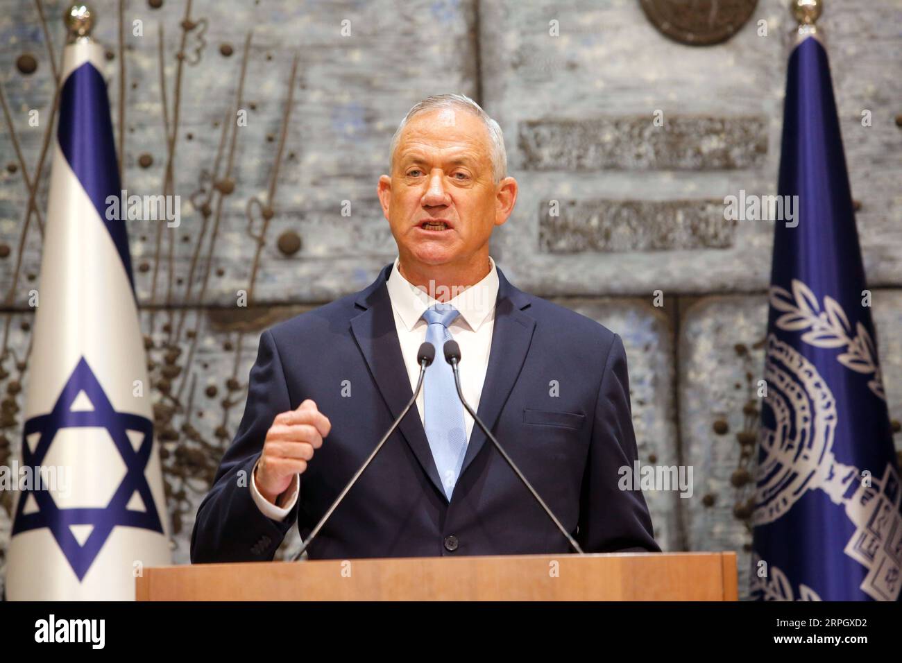 191023 -- JERUSALEM, 23. Oktober 2019 Xinhua -- der blau-weiße Parteivorsitzende Benny Gantz spricht am 23. Oktober 2019 in der Residenz des Präsidenten in Jerusalem. Benny Gantz, Israels ehemaliger Militärchef, erhielt am Mittwoch das Mandat zur Bildung einer neuen Regierung, nachdem Premierminister Benjamin Netanjahu dies in einer politischen Sackgasse versäumt hatte. Foto von Gil Cohen Magen/Xinhua MIDEAST-JERUSALEM-BENNY GANTZ-MANDAT-REGIERUNG BILDET PUBLICATIONxNOTxINxCHN Stockfoto