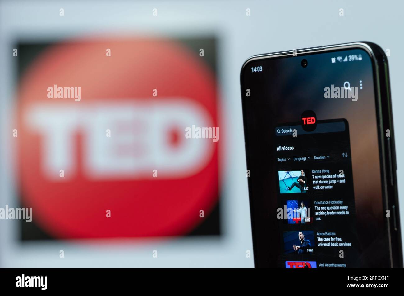 New York, USA - 20. August 2023: Verwendung der mobilen TED Service-App auf dem Smartphone-Bildschirm Nahaufnahme mit verschwommenem Logo-Hintergrund Stockfoto