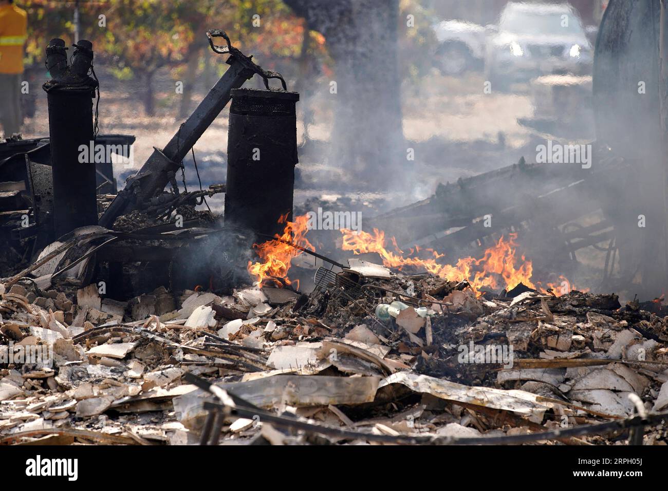 191025 -- LOS ANGELES, 25. Oktober 2019 -- Foto aufgenommen am 24. Oktober 2019 zeigt ein verbranntes Gebäude im Sonoma County, dem US-Bundesstaat Kalifornien. Am Donnerstag brannten in Kalifornien Dutzende von Gebäuden nieder und Zehntausende von Einwohnern mussten ihre Häuser evakuieren. Foto von /Xinhua U.S.-CALIFORNIA-WILD FIRE LixJianguo PUBLICATIONxNOTxINxCHN Stockfoto