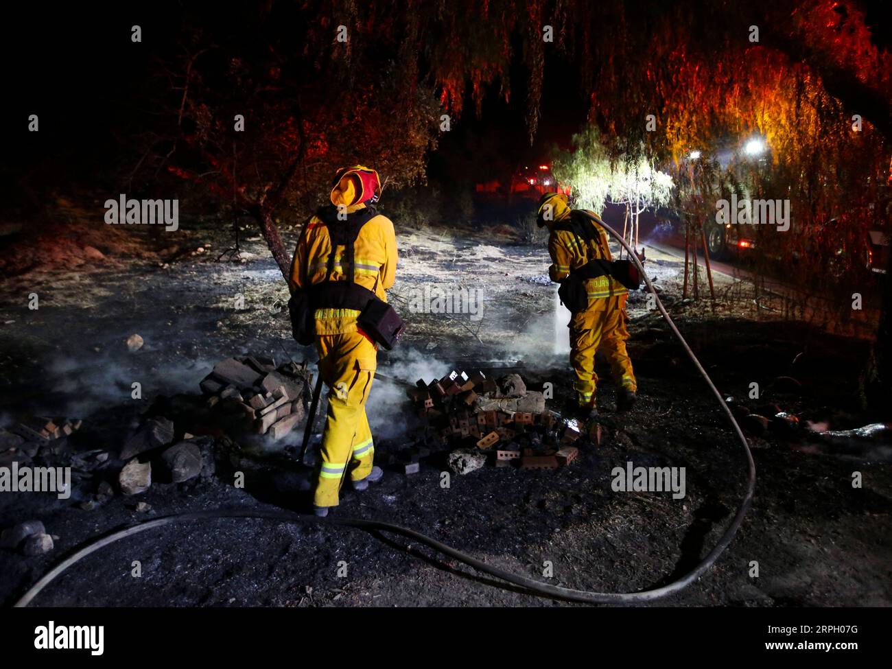 191025 -- LOS ANGELES, 25. Oktober 2019 -- Feuerwehrleute arbeiten an einem Brandherd in Santa Clarita, dem US-Bundesstaat Kalifornien, 24. Oktober 2019. Am Donnerstag brannten in Kalifornien Dutzende von Gebäuden nieder und Zehntausende von Einwohnern mussten ihre Häuser evakuieren. U.S.-CALIFORNIA-WILD FIRE LixYing PUBLICATIONxNOTxINxCHN Stockfoto