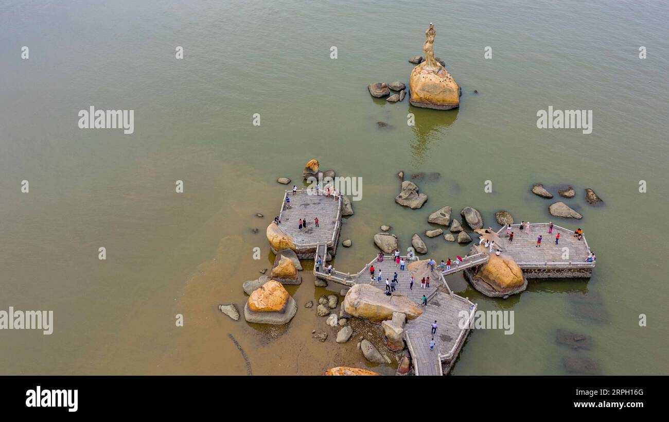 191026 -- MACAO, 26. Oktober 2019 -- Luftaufnahme aufgenommen am 24. Oktober 2019 zeigt einen Blick auf die Statue des Fischermädchens, ein Wahrzeichen der Stadt Zhuhai in Zhuhai, südchinesische Provinz Guangdong. Die am 23. Oktober letzten Jahres angelaufene 55 km lange Brücke, die als die längste Brücke und Tunnelkreuzung der Welt bekannt ist, verbindet die Sonderverwaltungsregion Hongkong in China, die Stadt Zhuhai in der südlichen Provinz Guangdong und die SAR Macao. damit ist es einfacher für gewöhnliche Menschen, die drei Orte an einem einzigen Tag zu bereisen. Cheong kam Ka CHINA-HONG KONG-ZHUHAI-MACAO BRÜCKE-EINJÄHRIGES JUBILÄUM CN ZhangxJinjia PU Stockfoto