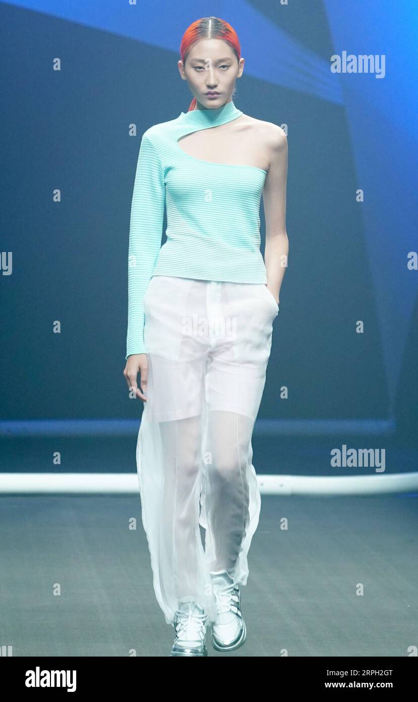 191027 -- PEKING, 27. Oktober 2019 -- Ein Modell präsentiert Kreationen während des AsahiKASEI China Future Star Design and Innovation Award auf der China Fashion Week S/S 2020 in Peking, Hauptstadt von China, 27. Oktober 2019. CHINA-PEKING-FASHION WEEK CN ChenxJianli PUBLICATIONxNOTxINxCHN Stockfoto