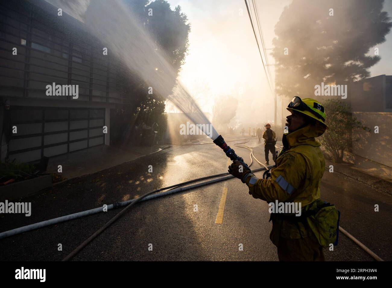 191029 -- LOS ANGELES, 29. Oktober 2019 -- Firefighters Work Near Getty Center in Los Angeles, USA, 28. Oktober 2019. Tausende von Bewohnern wurden gezwungen, ihre Häuser zu evakuieren, nachdem am frühen Montagmorgen in der Nähe des berühmten Getty Center in Los Angeles im westlichen US-Bundesstaat Kalifornien ein sich schnell bewegender Lauffeuer ausbrach. Foto von /Xinhua U.S.-LOS ANGELES-FIRE QianxWeizhong PUBLICATIONxNOTxINxCHN Stockfoto