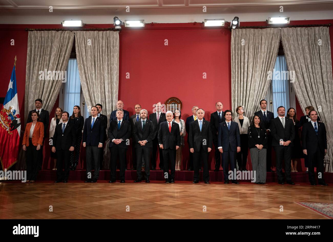 191029 -- SANTIAGO, 29. Oktober 2019 -- der chilenische Präsident Sebastian Pinera C posiert für ein Gruppenfoto mit Mitgliedern des umgedrängten Kabinetts in Santiago, Chile, 28. Oktober 2019. Der chilenische Präsident Sebastian Pinera ersetzte am Montag acht Minister als Reaktion auf die anhaltenden Proteste gegen die Regierung. Foto von Marcelo Segura/Xinhua CHILE-SANTIAGO-KABINETT-RESHUFFLE YinxNan PUBLICATIONxNOTxINxCHN Stockfoto