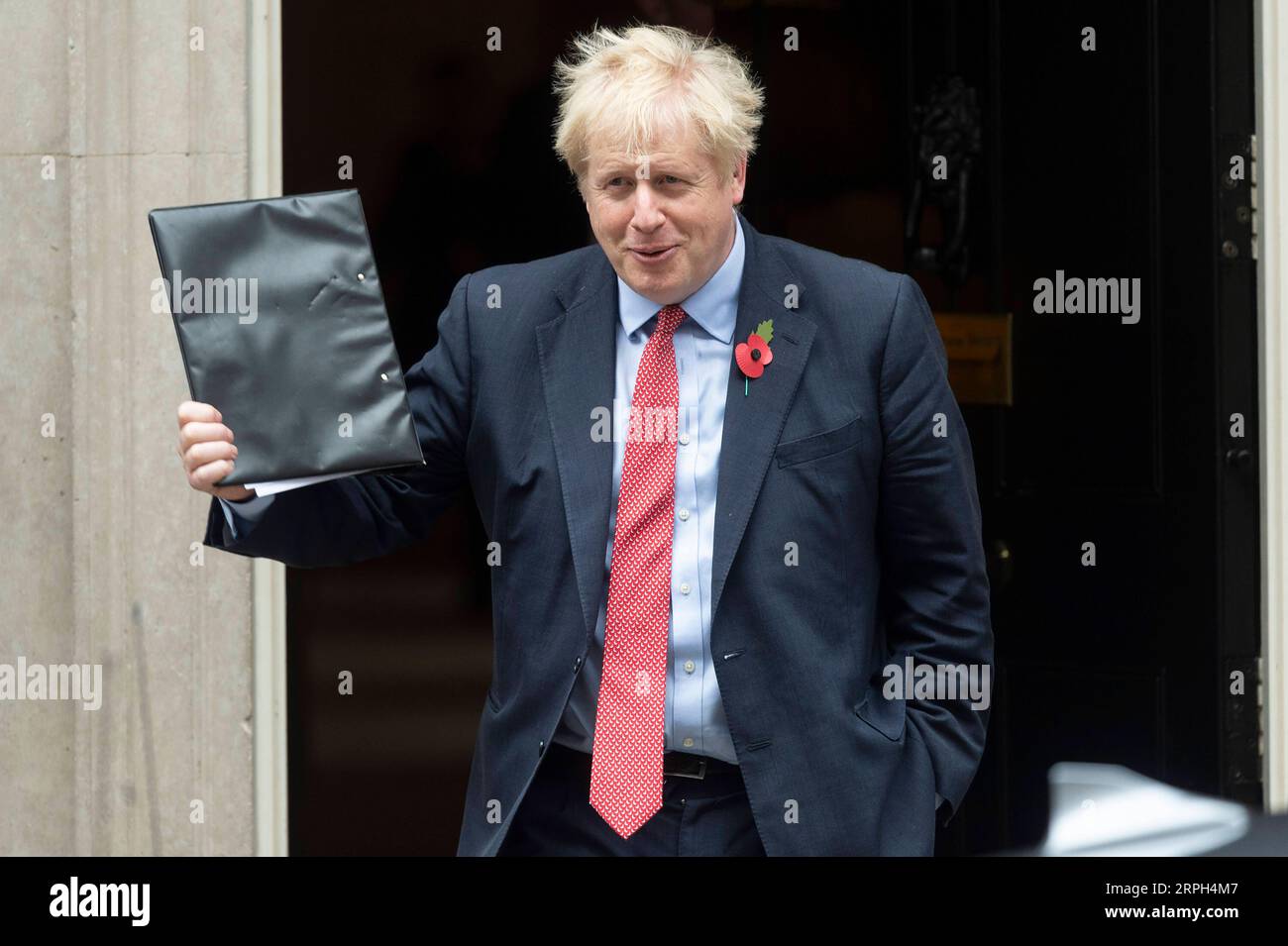 191029 -- LONDON, 29. Oktober 2019 Xinhua -- der britische Premierminister Boris Johnson verlässt am 29. Oktober 2019 die 10 Downing Street in London. Großbritannien scheint die Parlamentswahlen am 12. Dezember abzuhalten, nachdem die Abgeordneten am Dienstagabend nach Monaten des Brexit-Sackguts dafür gestimmt hatten. Foto von Ray Tang/Xinhua UK-LONDON-GENERAL ELECTION PUBLICATIONxNOTxINxCHN Stockfoto