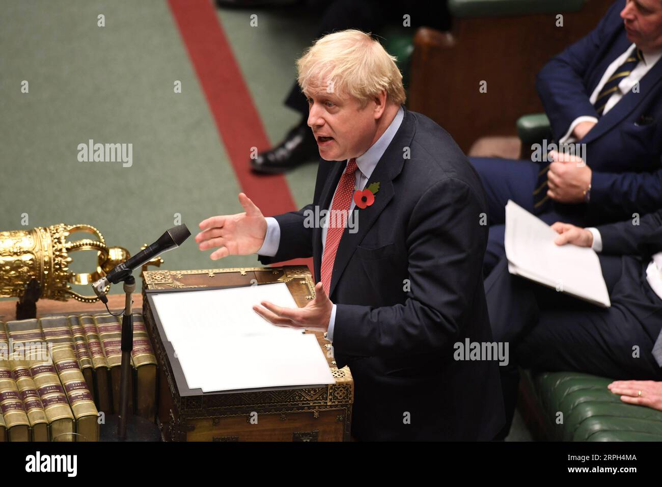 Bilder des Jahres 2019, News 10 Oktober News Bilder des Tages 191029 -- LONDON, 29. Oktober 2019 Xinhua -- der britische Premierminister Boris Johnson spricht am 29. Oktober 2019 im britischen Unterhaus. Großbritannien scheint die Parlamentswahlen am 12. Dezember abzuhalten, nachdem die Abgeordneten am Dienstagabend nach Monaten des Brexit-Sackguts dafür gestimmt hatten. Jessica Taylor/UK Parliament/Handout via Xinhua HOC OBLIGATORISCHER KREDIT: UK Parliament/Jessica Taylor GROSSBRITANNIEN-LONDON-GENERAL ELECTION PUBLICATIONxNOTxINxCHN Stockfoto