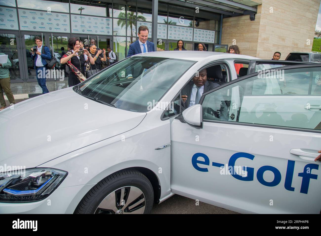 191029 -- KIGALI, 29. Oktober 2019 -- der ruandische Premierminister Edouard Ngirente macht am 29. Oktober 2019 eine Probefahrt mit dem Elektroauto e-Golf von Volkswagen VW in Kigali, Ruanda. Der deutsche Automobilhersteller Volkswagen hat am Dienstag in Kigali ein Pilotprojekt für sein Elektroauto e-Golf in Zusammenarbeit mit dem deutschen Technologieriesen Siemens gestartet, das Ruanda zum ersten Land in Subsahara-Afrika macht, in dem VW ein Elektroauto einführt. Foto von /Xinhua RUANDA-KIGALI-VOLKSWAGEN-ELEKTROAUTO CyrilxNdegeya PUBLICATIONxNOTxINxCHN Stockfoto