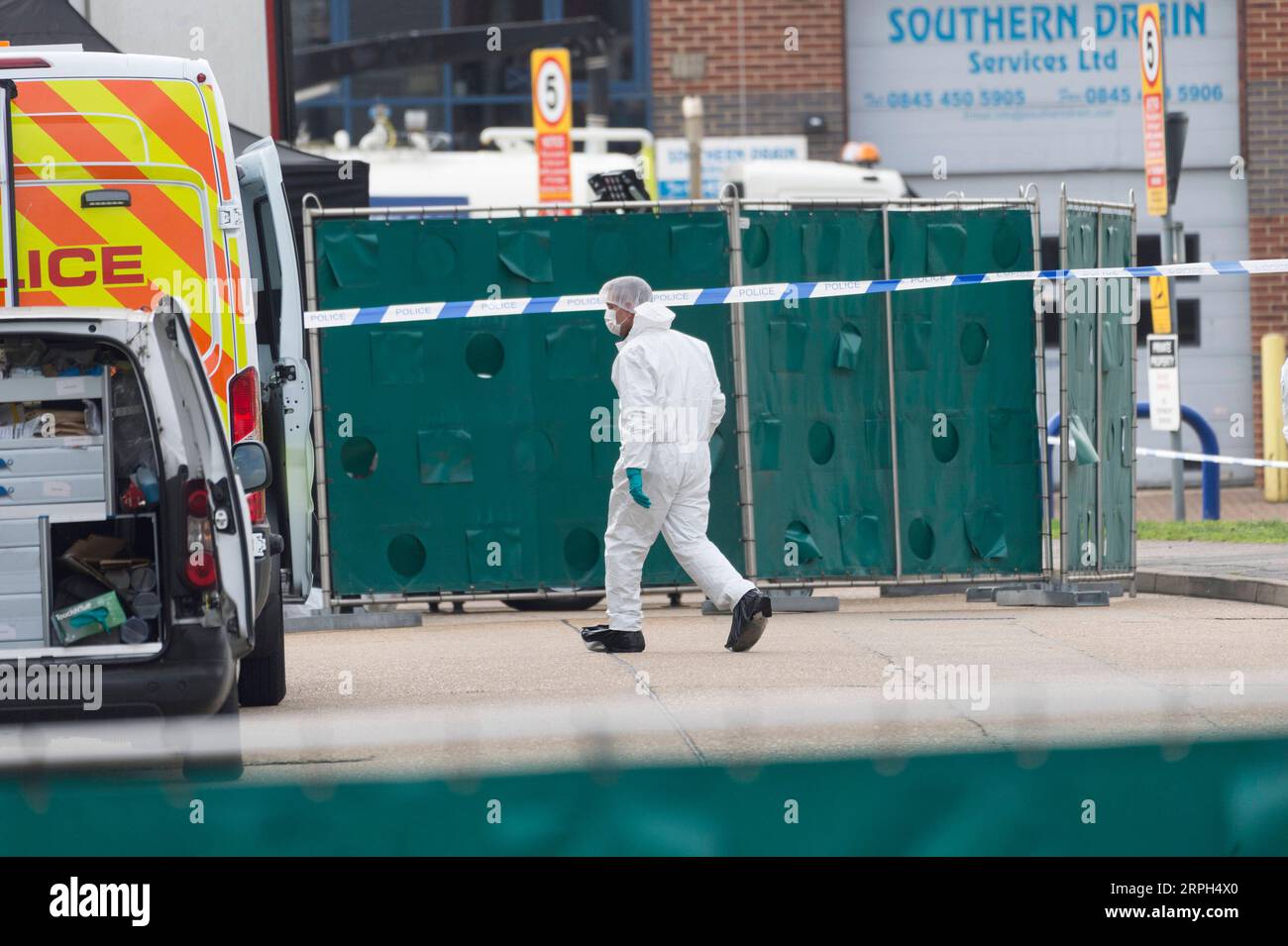 191030 -- LONDON, 30. Oktober 2019 -- Ein Polizeiforensiker arbeitet am Tatort, an dem 39 Leichen in einem Schiffscontainer im Waterglade Industrial Park in Essex, Großbritannien, am 23. Oktober 2019 gefunden wurden. Foto von /Xinhua Xinhua Schlagzeilen: Lkw-Todesfälle schocken Großbritannien und darüber hinaus, die Besorgnis über illegale Einwanderung aufwerfen RayxTang PUBLICATIONxNOTxINxCHN Stockfoto