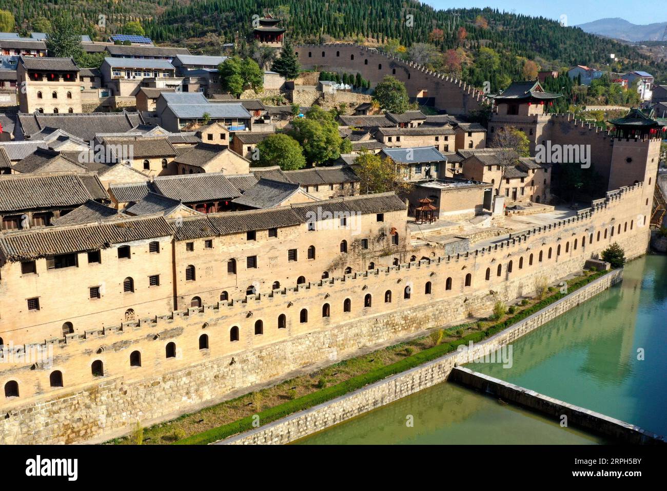 191030 -- JINCHENG, 30. Oktober 2019 -- Luftaufnahme, aufgenommen am 30. Oktober 2019, zeigt das Xiangyu Castle im Qinshui County, nordchinesische Provinz Shanxi. Die Burg Xiangyu, die in der Ming-Dynastie von 1368 bis 1644 erbaut wurde, hat viele Touristen mit ihrem schönen Graben, einzigartigen Mauern und Innenhöfen angezogen. CHINA-SHANXI-ALTE BURG CN CaoxYang PUBLICATIONxNOTxINxCHN Stockfoto