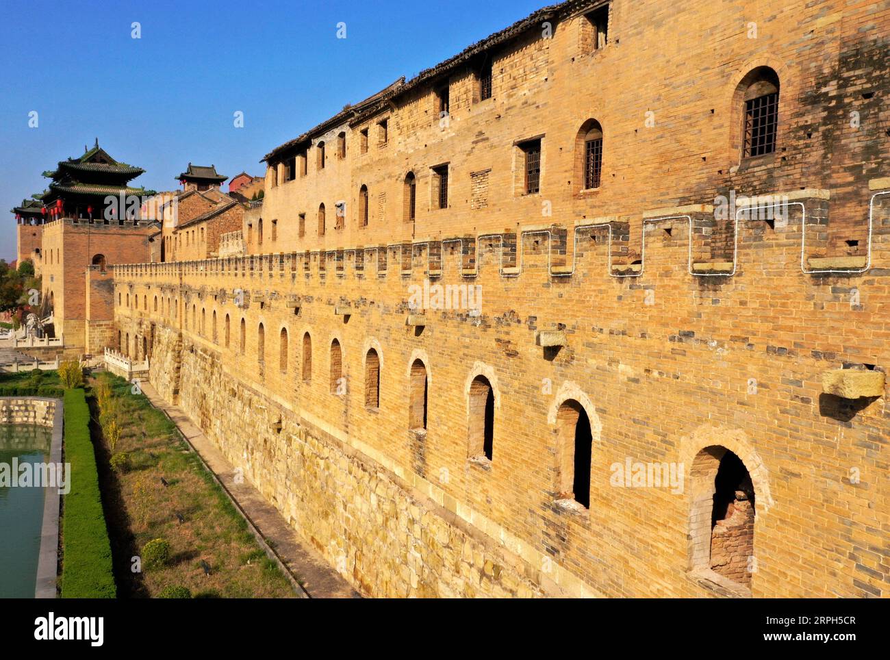 191030 -- JINCHENG, 30. Oktober 2019 -- Luftaufnahme, aufgenommen am 30. Oktober 2019, zeigt die Mauern von Xiangyu Castle im Qinshui County, nordchinesische Provinz Shanxi. Die Burg Xiangyu, die in der Ming-Dynastie von 1368 bis 1644 erbaut wurde, hat viele Touristen mit ihrem schönen Graben, einzigartigen Mauern und Innenhöfen angezogen. CHINA-SHANXI-ALTE BURG CN CaoxYang PUBLICATIONxNOTxINxCHN Stockfoto