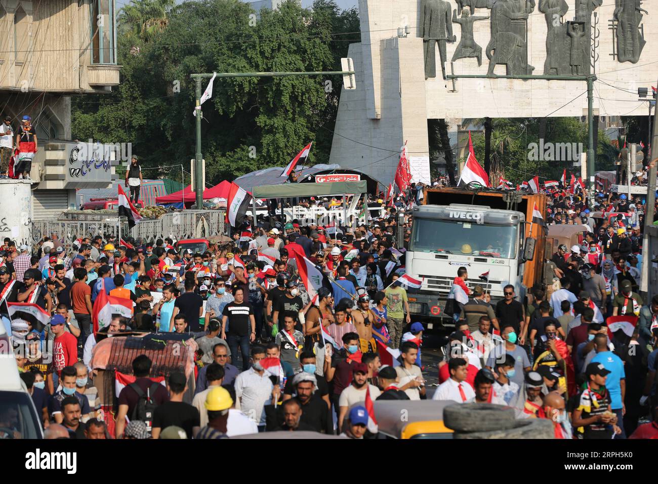 191030 -- BAGDAD, 30. Oktober 2019 Xinhua -- Menschen protestieren auf dem Tahrir-Platz in Bagdad, Irak, am 30. Oktober 2019. Jeanine Hennis-Plasschaert, Sonderbeauftragte des UN-Generalsekretärs für den Irak, besuchte am Mittwoch den Tahrir-Platz in Bagdad, um den Dialog zwischen Demonstranten und der Regierung zu vermitteln. Xinhua/Khalil Dawood IRAQ-BAGDAD-PROTEST PUBLICATIONxNOTxINxCHN Stockfoto