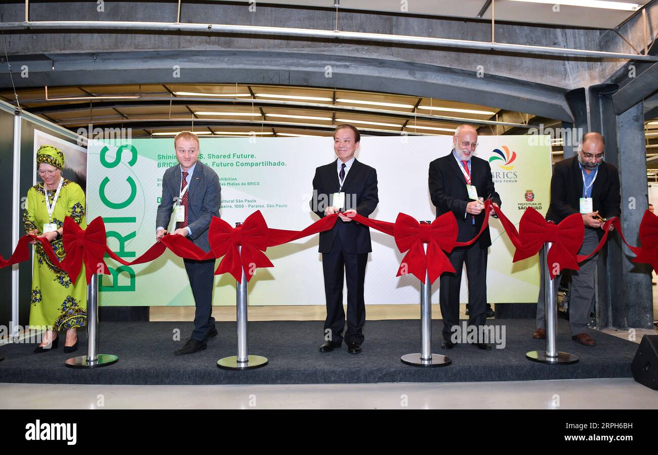 191031 -- SAO PAULO, 31. Oktober 2019 -- Ko-Vorsitzende des BRICS Media Forums schnitten bei der Eröffnungszeremonie der dritten Ausgabe der BRICS Media Joint Photo Exhibition in Sao Paulo, Brasilien, 30. Oktober 2019 ein Band. Die dritte Ausgabe der BRICS Media Joint Photo Exhibition wurde am Mittwoch hier eröffnet, mit der Anwesenheit von Medienvertretern aus den Mitgliedsländern der Gruppe - Brasilien, Russland, Indien, China und Südafrika. Dutzende von Fotografien von 15 etablierten Medienorganisationen aus den fünf Ländern zeigten die wirtschaftliche und soziale Entwicklung, Wissenschaft und Technologie Stockfoto