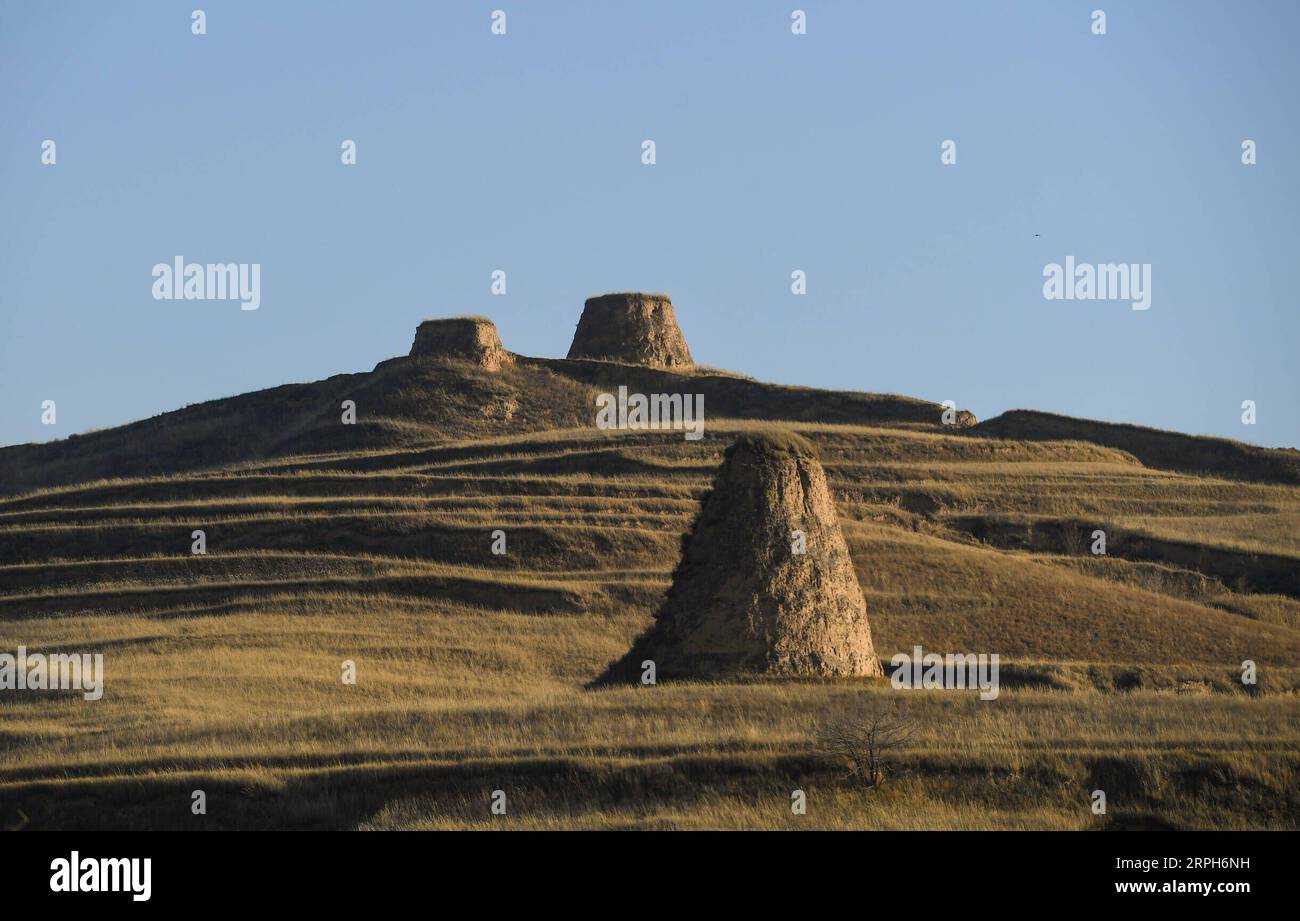 191031 -- HOHHOT, 31. Oktober 2019 -- Foto aufgenommen am 31. Oktober 2019 zeigt Leuchttürme eines Abschnitts der Großen Mauer, der in der Ming-Dynastie 1368-1644 im Qingshuihe County, Hohhot, der Hauptstadt der Autonomen Region Innere Mongolei in Nordchina, errichtet wurde. CHINA-INNERE MONGOLEI-GROSSE MAUER DER MING-DYNASTIE CN PENGXYUAN PUBLICATIONXNOTXINXCHN Stockfoto