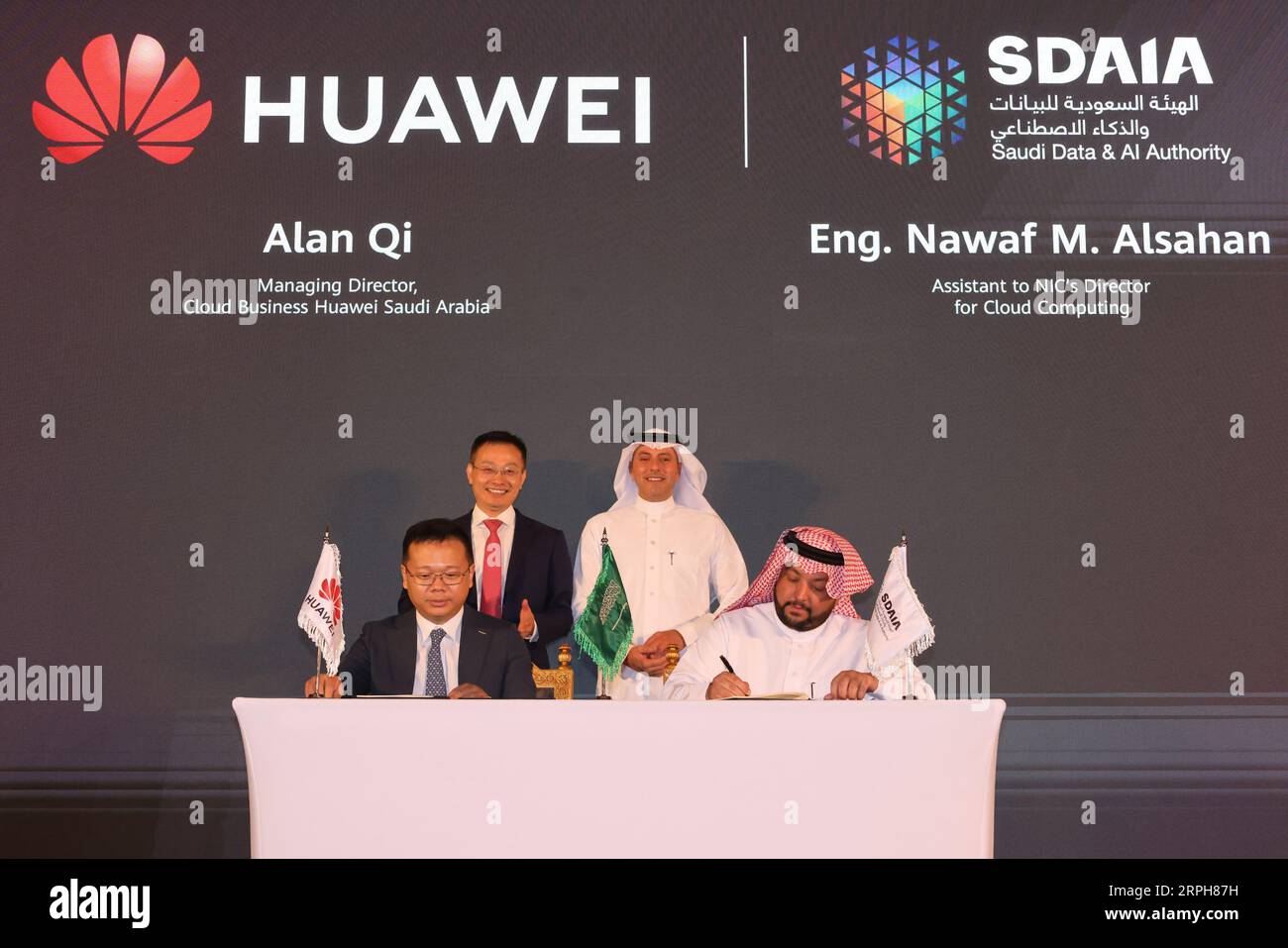 Riad, Saudi-Arabien. September 2023. Vertreter von Huawei und eines saudischen Unternehmens unterzeichnen MoUs während des Huawei Cloud Summit Saudi Arabia 2023 in Riad, Saudi Arabien, am 4. September 2023. Der chinesische Technologieriese Huawei kündigte am Montag die Eröffnung eines Cloud-Rechenzentrums in Riad an, um sein Online-Serviceangebot im Nahen Osten zu erweitern. Quelle: Wang Haizhou/Xinhua/Alamy Live News Stockfoto