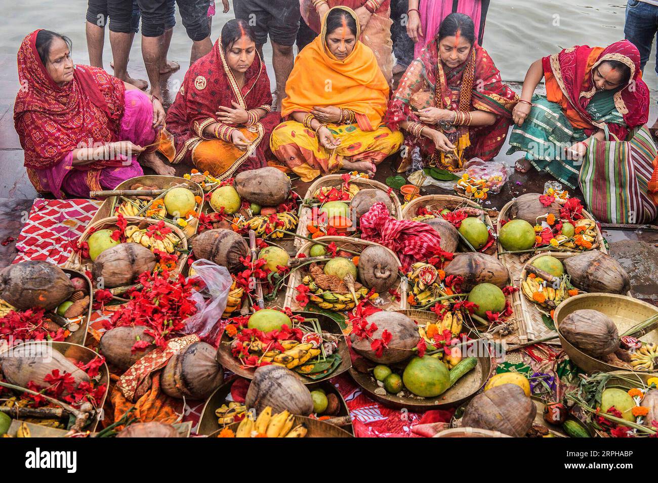 191103 -- KOLKATA, 3. Nov. 2019 Xinhua -- Hindu-Anhänger beten während des Chhath-Festivals am Ufer des Ganges in Kalkutta, Indien, am 3. Nov. 2019 zur Sonne. Das Chhath Festival, auch bekannt als Surya Pooja Anbetung der Sonne, wird in verschiedenen Teilen Indiens beobachtet, da Devotees Wasser und Milch dem Sonnengott bei Dämmerung und Dämmerung anbieten. Xinhua/Tumpa Mondal INDIA-KOLKATA-CHHATH FESTIVAL PUBLICATIONxNOTxINxCHN Stockfoto