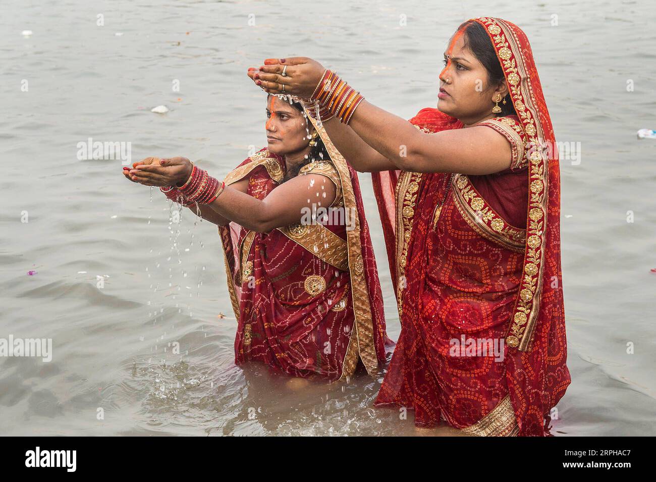 191103 -- KOLKATA, 3. November 2019 Xinhua -- Hindu-Anhänger beten während des Chhath-Festivals im Ganges in Kalkutta, Indien, am 3. November 2019 zur Sonne. Das Chhath Festival, auch bekannt als Surya Pooja Anbetung der Sonne, wird in verschiedenen Teilen Indiens beobachtet, da Devotees Wasser und Milch dem Sonnengott bei Dämmerung und Dämmerung anbieten. Xinhua/Tumpa Mondal INDIA-KOLKATA-CHHATH FESTIVAL PUBLICATIONxNOTxINxCHN Stockfoto