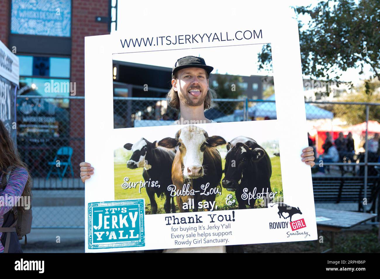 191104 -- PEKING, 4. November 2019 -- Ein Mann hält Ein Banner, um einen pflanzlichen Jerky auf der Texas Veggie Fair in Dallas, Texas, USA, am 2. November 2019 zu bewerben. Foto von /Xinhua XINHUA FOTOS DES TAGES DanxTian PUBLICATIONxNOTxINxCHN Stockfoto