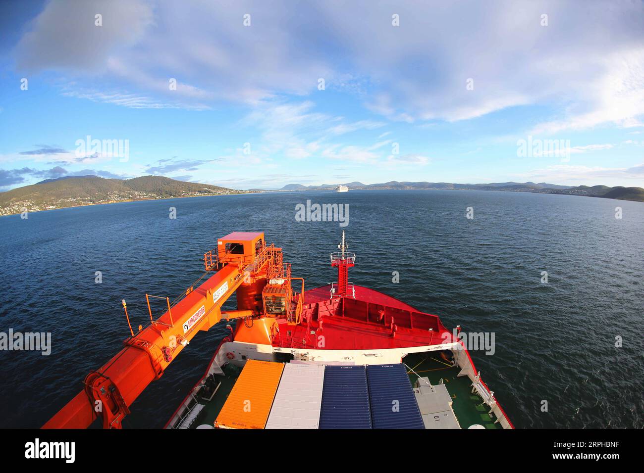 191104 -- AN BORD VON XUELONG 2, 4. November 2019 -- Chinas polarer Eisbrecher Xuelong 2, oder Snow Dragon 2, bereitet sich auf das Anlegen im Hafen von Hobart, Australien, am 4. November 2019 vor. Nach einer 20-tägigen Reise legte der chinesische Eisbrecher auf Chinas 36. Antarktis-Forschungsexpedition am Montag im australischen Hafen Hobart an. Es ist das erste Mal, dass es seit Beginn seiner Jungfernfahrt in einem ausländischen Hafen liegt. AUSTRALIA-HOBART-CHINA-XUELONG 2-PLATZ LiuxShiping PUBLICATIONxNOTxINxCHN Stockfoto