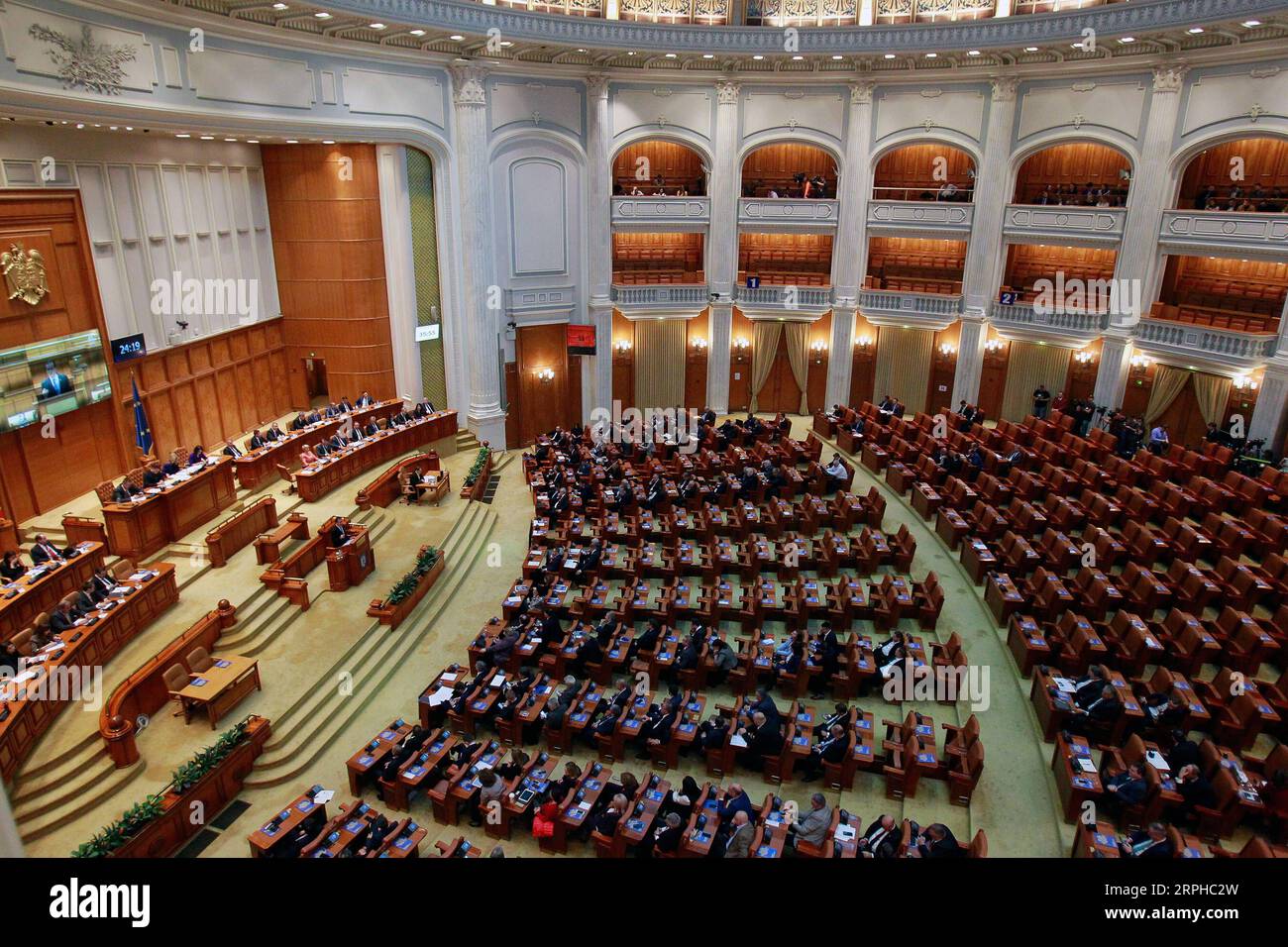 191104 -- BUKAREST, 4. November 2019 Xinhua -- Foto vom 4. November 2019 zeigt eine Vertrauensabstimmung im parlamentsgebäude in Bukarest, der Hauptstadt Rumäniens. Die rumänische nationale liberale Regierung gewann am Montag ein Vertrauensvotum im parlament und ersetzte die Sozialdemokraten, die seit fast drei Jahren an der Macht waren. Foto von Cristian Cristel/Xinhua RUMÄNIEN-BUKAREST-NATIONALE LIBERALE REGIERUNG-STIMME DES VERTRAUENS PUBLICATIONxNOTxINxCHN Stockfoto