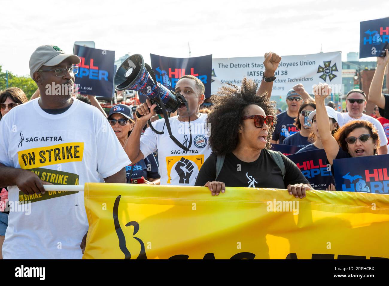 Detroit, Michigan, USA. September 2023. Markante Mitglieder der sag-AFTRA, die Hollywood-Künstler vertreten, nehmen an Detroits Labor Day Parade Teil. Zusammen mit der Writers Guild of America streikt sag-AFTRA gegen Unternehmen, die von der Alliance of Motion Picture and Television Producers vertreten werden. Quelle: Jim West/Alamy Live News Stockfoto