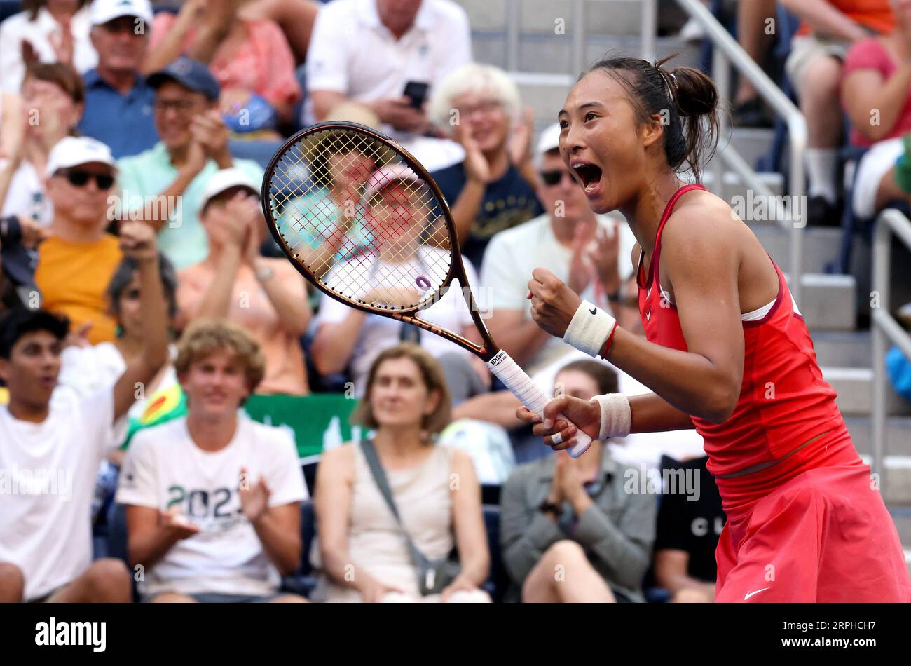 New York, Usa. September 2023. Qinwen Zheng aus China feiert, nachdem er die Nummer 5 der Samenkollegen Jabeur aus Tunesien in ihrem vierten Spiel bei den US Open verärgert hat. Photography by Credit: Adam Stoltman/Alamy Live News Stockfoto