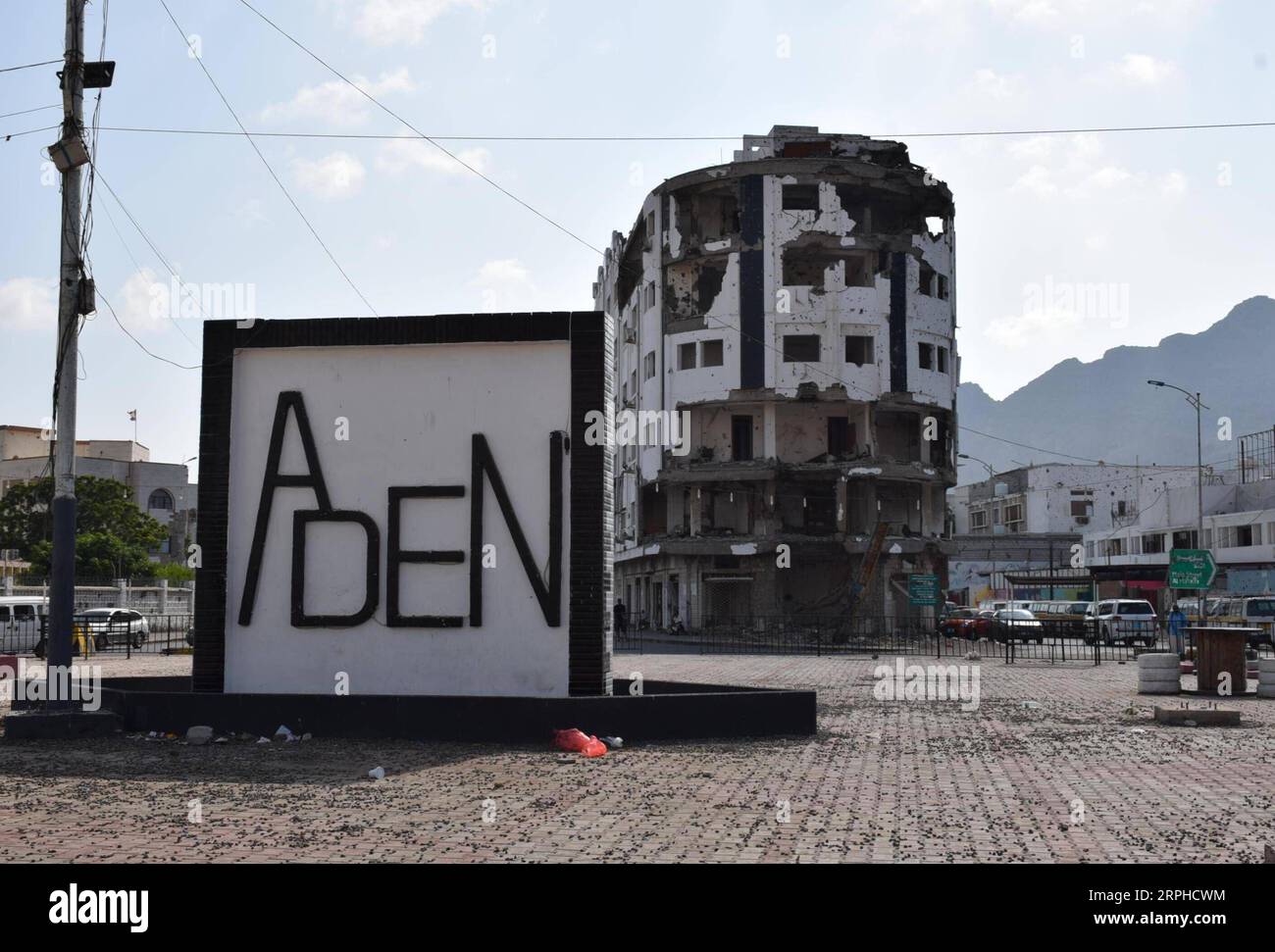 191105 -- ADEN, 5. November 2019 -- Ein teilweise zerstörtes Gebäude ist in Aden, Jemen, 5. November 2019 zu sehen. Die jemenitische Regierung und der Südübergangsrat STC sollen am Dienstag unter der Schirmherrschaft Saudi-Arabiens eine Vereinbarung über die Aufteilung der Macht unterzeichnen. Das von Saudi-Arabien vermittelte Abkommen zielte darauf ab, einen Machtkonflikt zu beenden und den Weg für mehr Stabilität in den südlichen jemenitischen Regionen zu ebnen. Mehrere südliche Provinzen, insbesondere die strategische Stadt Aden, waren im August Zeuge eines brutalen Straßenkampfes zwischen den jemenitischen Regierungstruppen und den Militäreinheiten des STC. Foto: /Xinhua JEMEN-ADE Stockfoto
