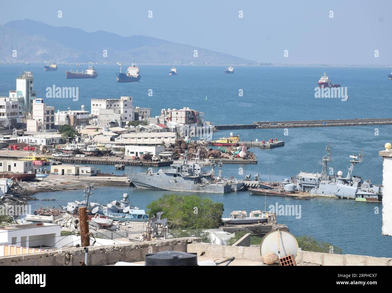 191105 -- ADEN, 5. November 2019 -- Foto aufgenommen am 5. November 2019 zeigt einen Blick auf Aden, Jemen. Die jemenitische Regierung und der Südübergangsrat STC sollen am Dienstag unter der Schirmherrschaft Saudi-Arabiens eine Vereinbarung über die Aufteilung der Macht unterzeichnen. Das von Saudi-Arabien vermittelte Abkommen zielte darauf ab, einen Machtkonflikt zu beenden und den Weg für mehr Stabilität in den südlichen jemenitischen Regionen zu ebnen. Mehrere südliche Provinzen, insbesondere die strategische Stadt Aden, waren im August Zeuge eines brutalen Straßenkampfes zwischen den jemenitischen Regierungstruppen und den Militäreinheiten des STC. Foto von /Xinhua JEMEN-ADEN-REGIERUNG Stockfoto