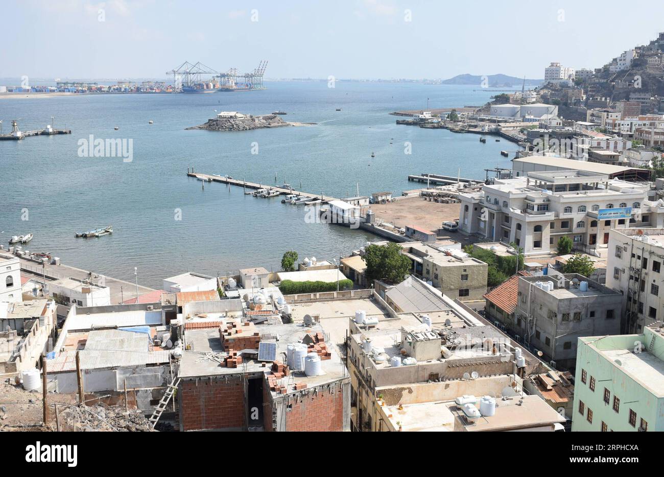 191105 -- ADEN, 5. November 2019 -- Foto aufgenommen am 5. November 2019 zeigt einen Blick auf Aden, Jemen. Die jemenitische Regierung und der Südübergangsrat STC sollen am Dienstag unter der Schirmherrschaft Saudi-Arabiens eine Vereinbarung über die Aufteilung der Macht unterzeichnen. Das von Saudi-Arabien vermittelte Abkommen zielte darauf ab, einen Machtkonflikt zu beenden und den Weg für mehr Stabilität in den südlichen jemenitischen Regionen zu ebnen. Mehrere südliche Provinzen, insbesondere die strategische Stadt Aden, waren im August Zeuge eines brutalen Straßenkampfes zwischen den jemenitischen Regierungstruppen und den Militäreinheiten des STC. Foto von /Xinhua JEMEN-ADEN-REGIERUNG Stockfoto