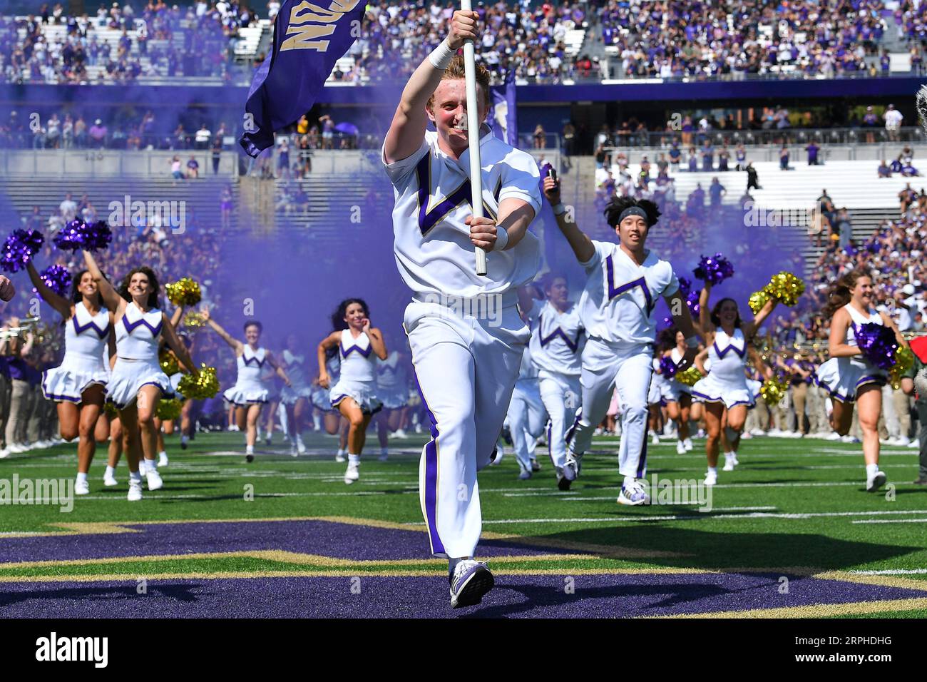 Seattle, WA, USA. September 2023. Der Fahnenträger führt das Team vor dem NCAA-Fußballspiel zwischen den Boise State Broncos und den Washington Huskies im Husky Stadium in Seattle, WA, auf das Feld. Steve Faber/CSM/Alamy Live News Stockfoto