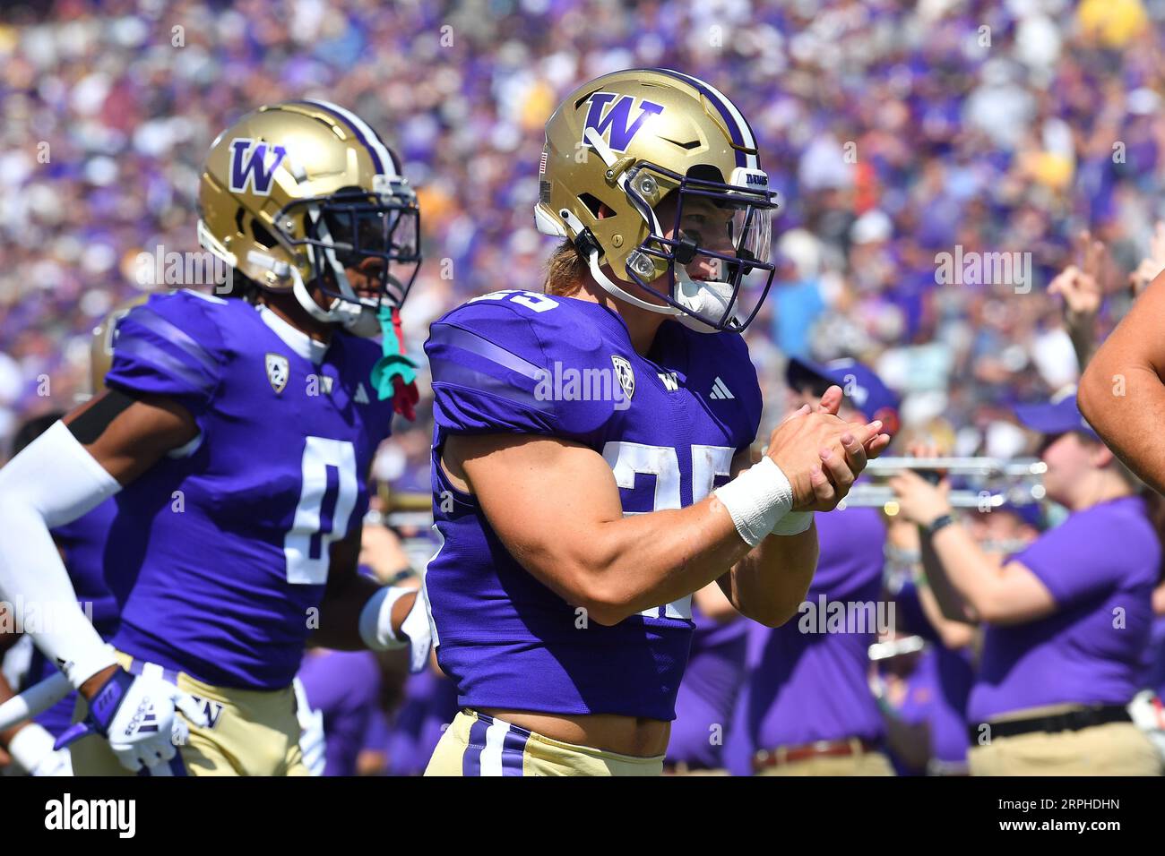 Seattle, WA, USA. September 2023. Ryder Bumgarner (25) kommt vor dem NCAA-Fußballspiel zwischen den Boise State Broncos und den Washington Huskies im Husky Stadium in Seattle, WA, auf das Feld. Steve Faber/CSM/Alamy Live News Stockfoto