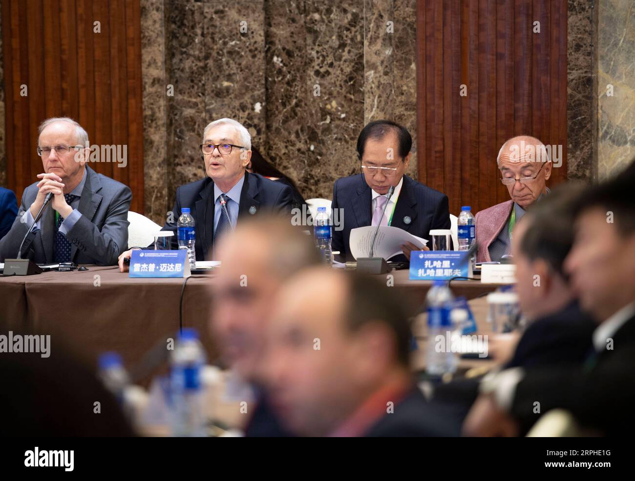 191106 -- SHANGHAI, 6. November 2019 -- Rexhep Meidani 2nd L, ehemaliger Präsident Albaniens, spricht auf einem Seminar zum Thema China und der historische Prozess der wirtschaftlichen Globalisierung während des zweiten Hongqiao International Economic Forum on China s 70-Year Development and the Building of a Community with a Shared Future for Mankind, das am 6. November 2019 in Shanghai, Ostchina, stattfand. CIIECHINA-SHANGHAI-CIIE-HONGQIAO FORUM-THEMENSEMINAR CN PURBUXZHAXI PUBLICATIONXNOTXINXCHN Stockfoto