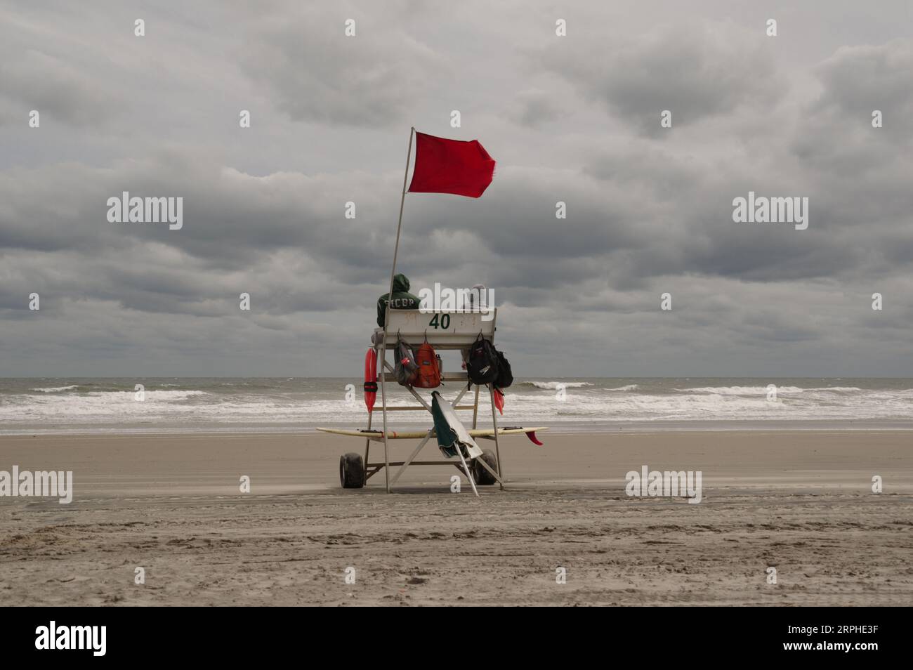 Rote Flagge an windigen Tagen am Strand, Sea Isle City, NJ, USA Stockfoto