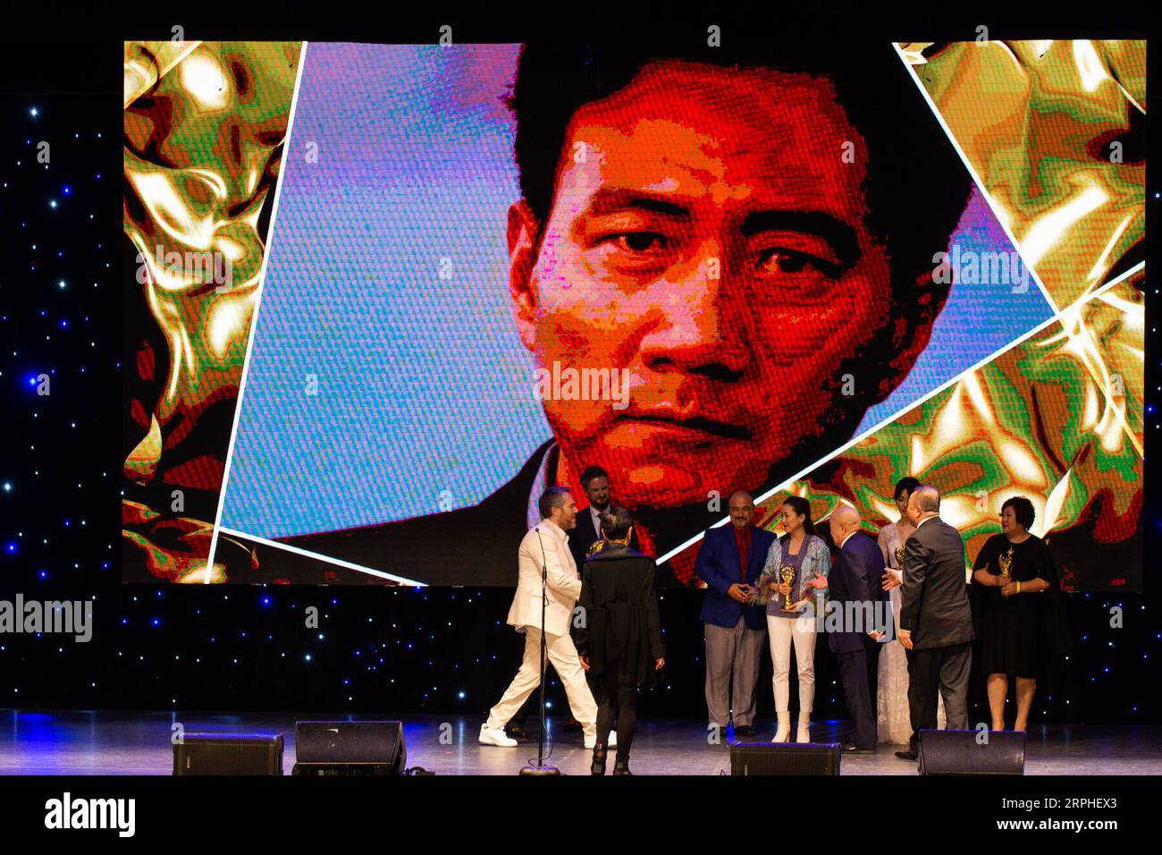 191107 -- LOS ANGELES, 7. November 2019 -- die CAST-Mitglieder der Filme, die den Golden Angel Award gewinnen, erhalten Auszeichnungen während des 15. Chinese American Film Festival CAFF und des Chinese American Television Festival CATF im Saban Theater in Beverly Hills in Los Angeles County, Kalifornien, USA, 5. November 2019, UM ZU GEHEN: das 15. Chinese American Film and TV Festival startet in Los Angeles Photo by /Xinhua U.S.-LOS ANGELES-FILM & TELEVISION FESTIVAL QianxWeizhong PUBLICATIONxNOTxINxCHN Stockfoto