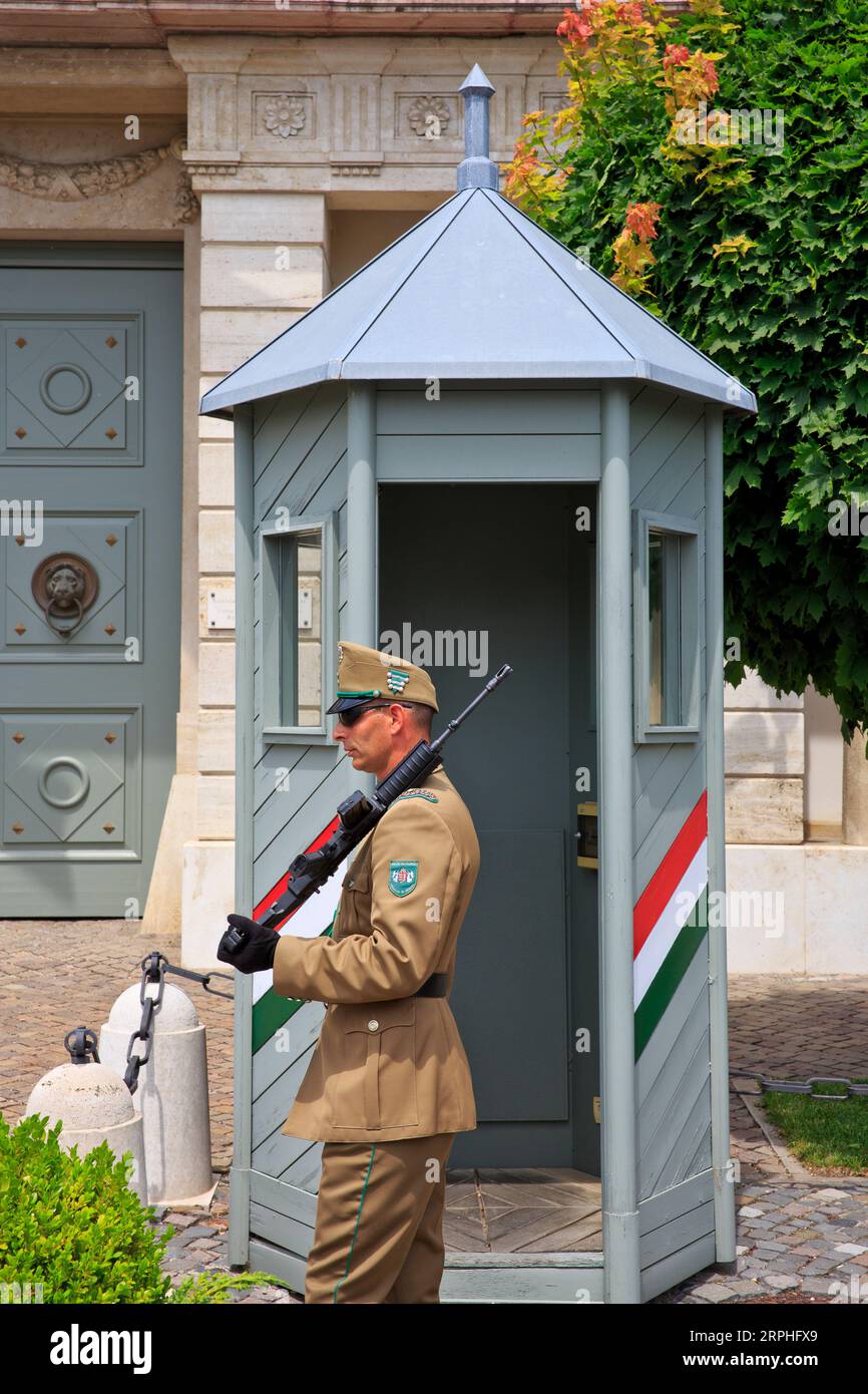 Ein Wachposten, der die südwestliche Schlosstür des Sandor-Palastes (der offiziellen Residenz des ungarischen Präsidenten) in Budapest bewacht Stockfoto