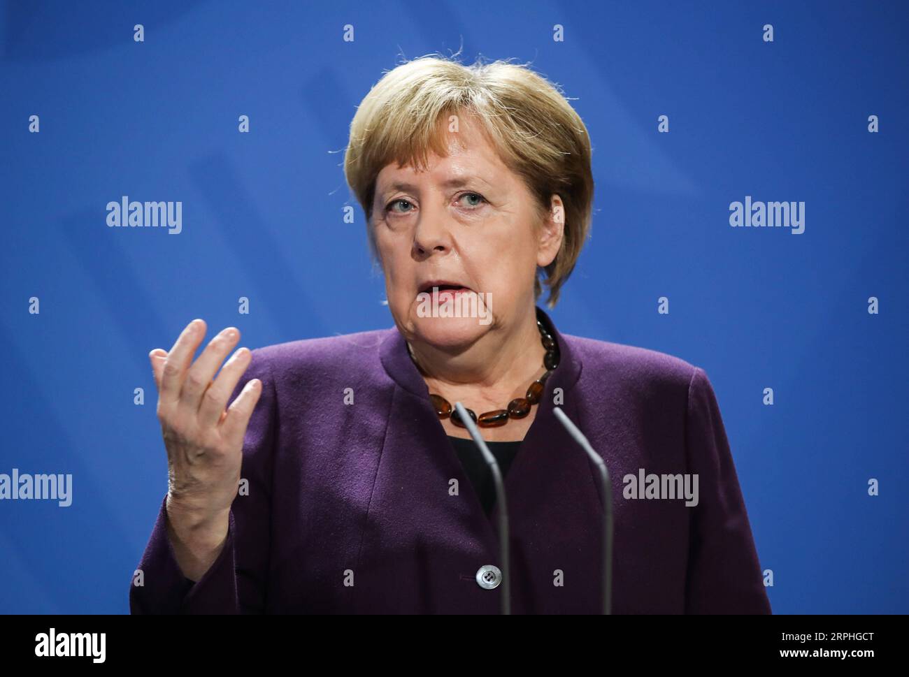 191108 -- BERLIN, 8. Nov. 2019 -- Bundeskanzlerin Angela Merkel zeigt während einer gemeinsamen Pressekonferenz mit dem Generalsekretär der Nordatlantikvertragsorganisation NATO Jens Stoltenberg nicht auf dem Bild im Bundeskanzleramt in Berlin, Deutschland, am 7. Nov. 2019. DEUTSCHLAND-BERLIN-NATO-STOLTENBERG-BESUCH ShanxYuqi PUBLICATIONxNOTxINxCHN Stockfoto